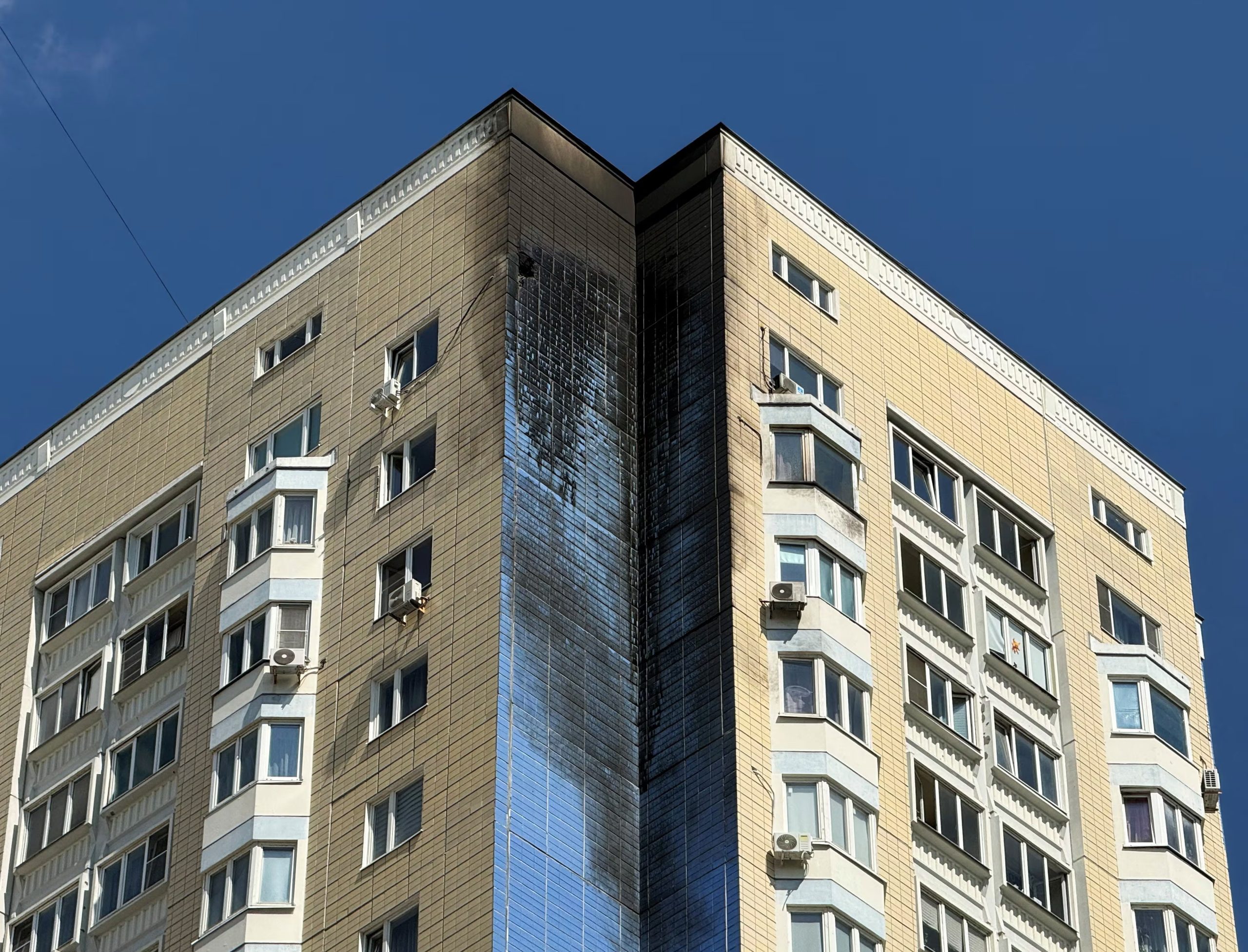 Edificio de viviendas dañado tras un ataque con drones ucranianos en Domodédovo, región de Moscú, que también incendió el polo logístico Iuzhnie Vrata (REUTERS/Stringer)