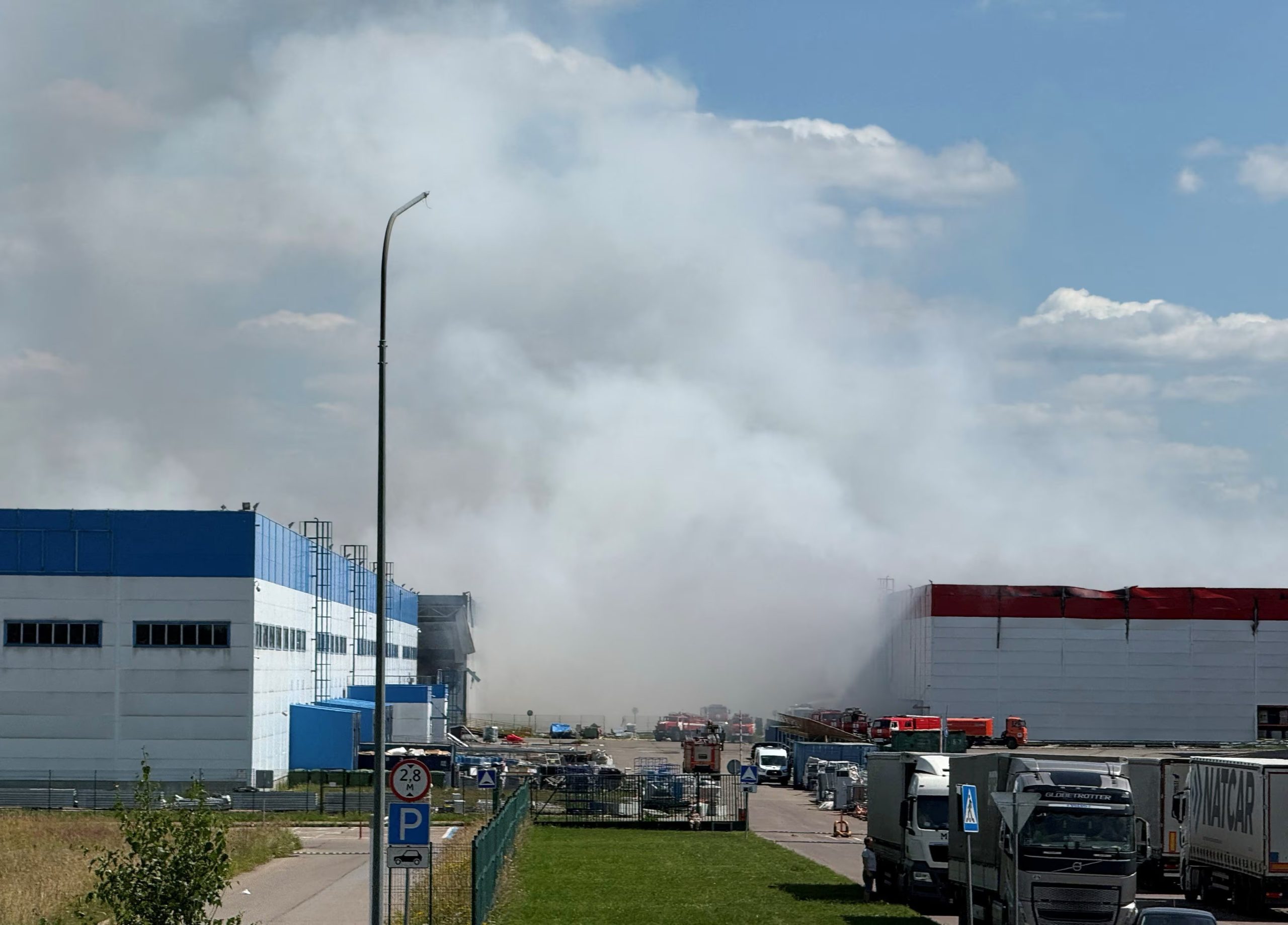 Humo se eleva desde un complejo de almacenes dañado en Domodédovo, cercano al polo logístico Iuzhnie Vrata, que ocupa 600.000 metros cuadrados (REUTERS/Stringer)