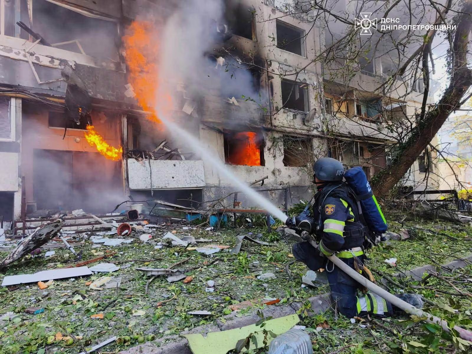 Un rescatista trabaja en un edificio de departamentos alcanzado por un ataque ruso en Pavlohrad, región de Dnipropetrovsk, que dejó 13 heridos (Press service of the State Emergency Service of Ukraine in Dnipropetrovsk region/Handout via REUTERS)