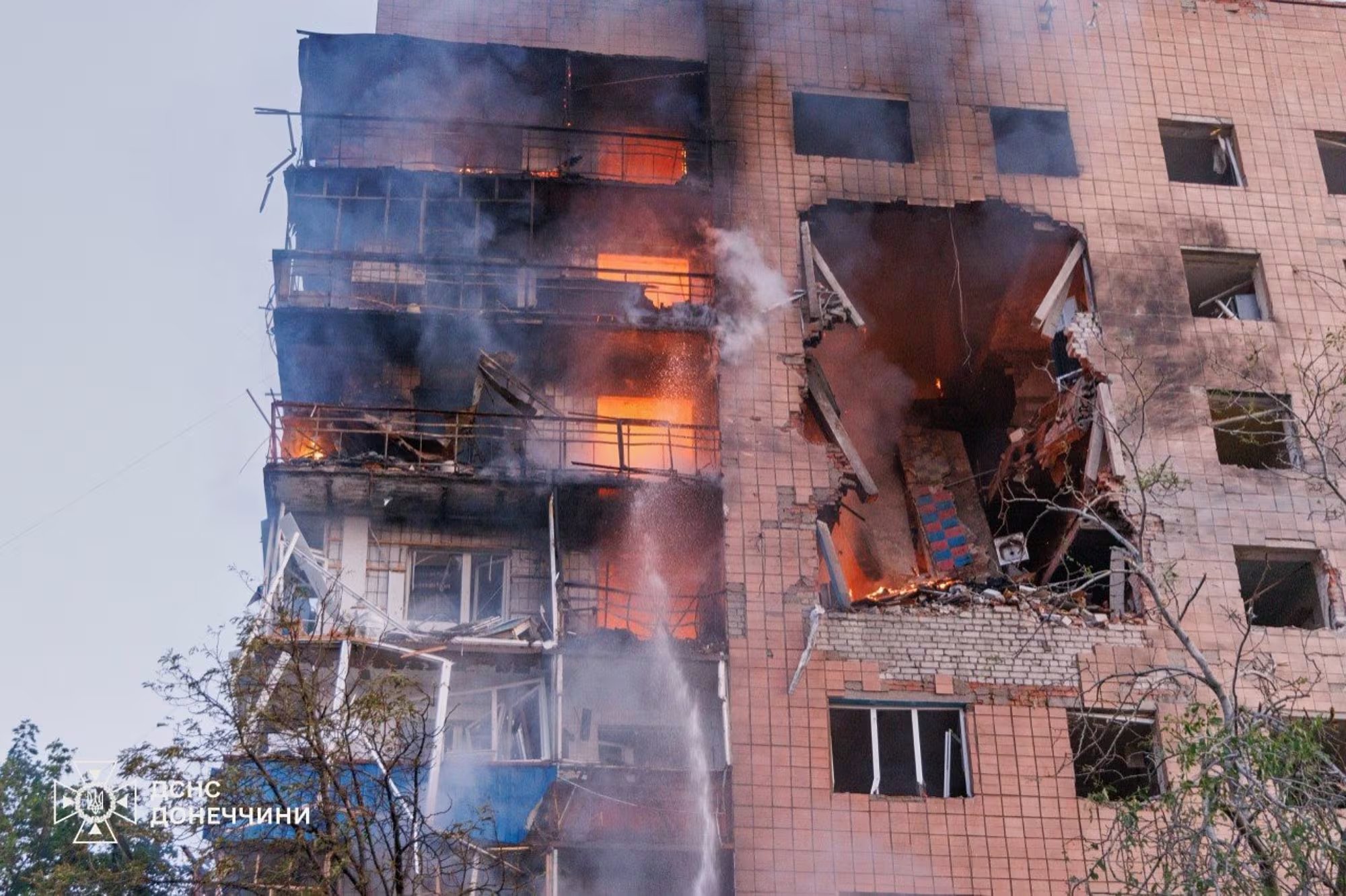 Un edificio residencial en llamas tras un ataque aéreo ruso en Kramatorsk, región de Donetsk, en medio de la escalada de bombardeos rusos sobre Ucrania (Ukrainian Emergency Service via AP)