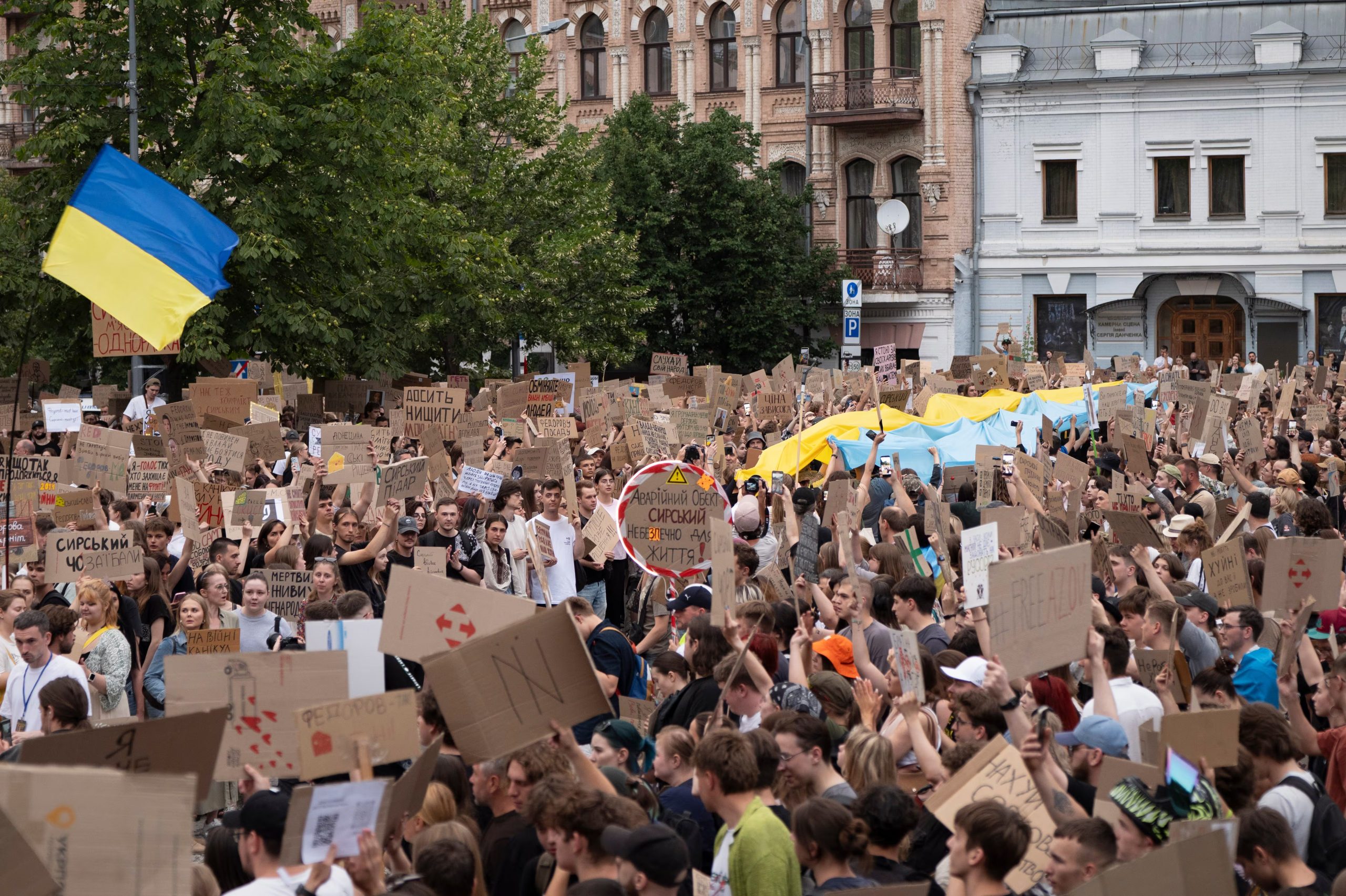 Manifestantes se reúnen en Kiev para rechazar la decisión de Zelenski de destituir al ministro de Defensa Mijailo Fedorov tras seis meses en el cargo (AP Photo/Dan Bashakov)