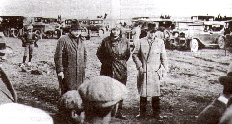 Antoine de Saint-Exupéry en Río Gallegos 1930 con pobladores patagónicos (Archivo Oscar Rimondi - Instituto Saint-Exupéry)