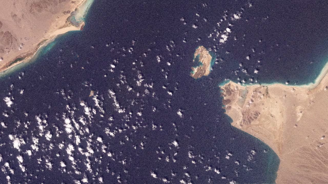 Imagen satelital del estrecho de Bab al-Mandab, Yemen, ruta clave afectada por ataques rebeldes y piratería en el mar Rojo. (Planet Labs PBC/Handout vía REUTERS) 