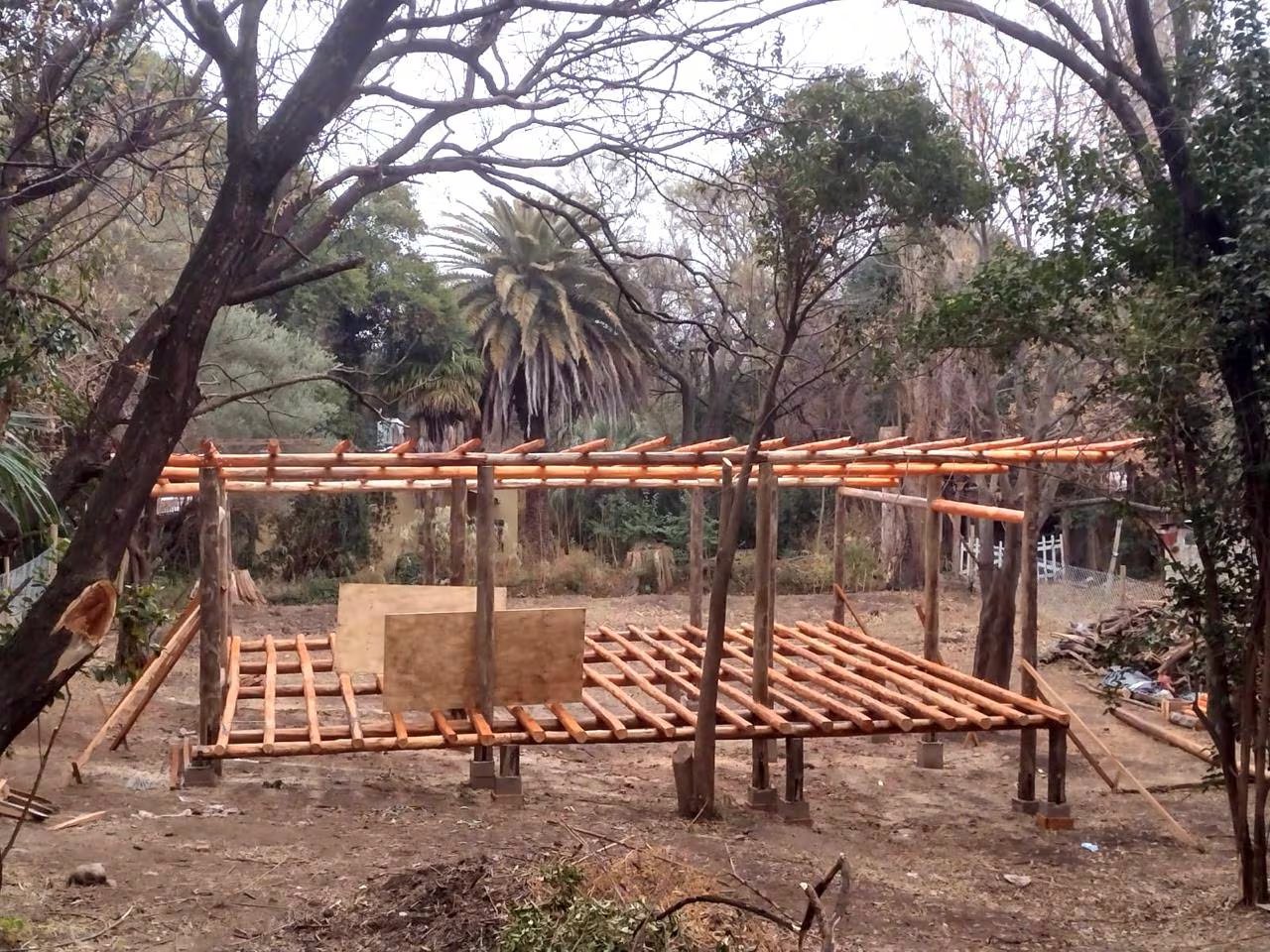 La casa se encuentra elevada a unos dos metros del suelo y construida sobre unos pilotes de madera