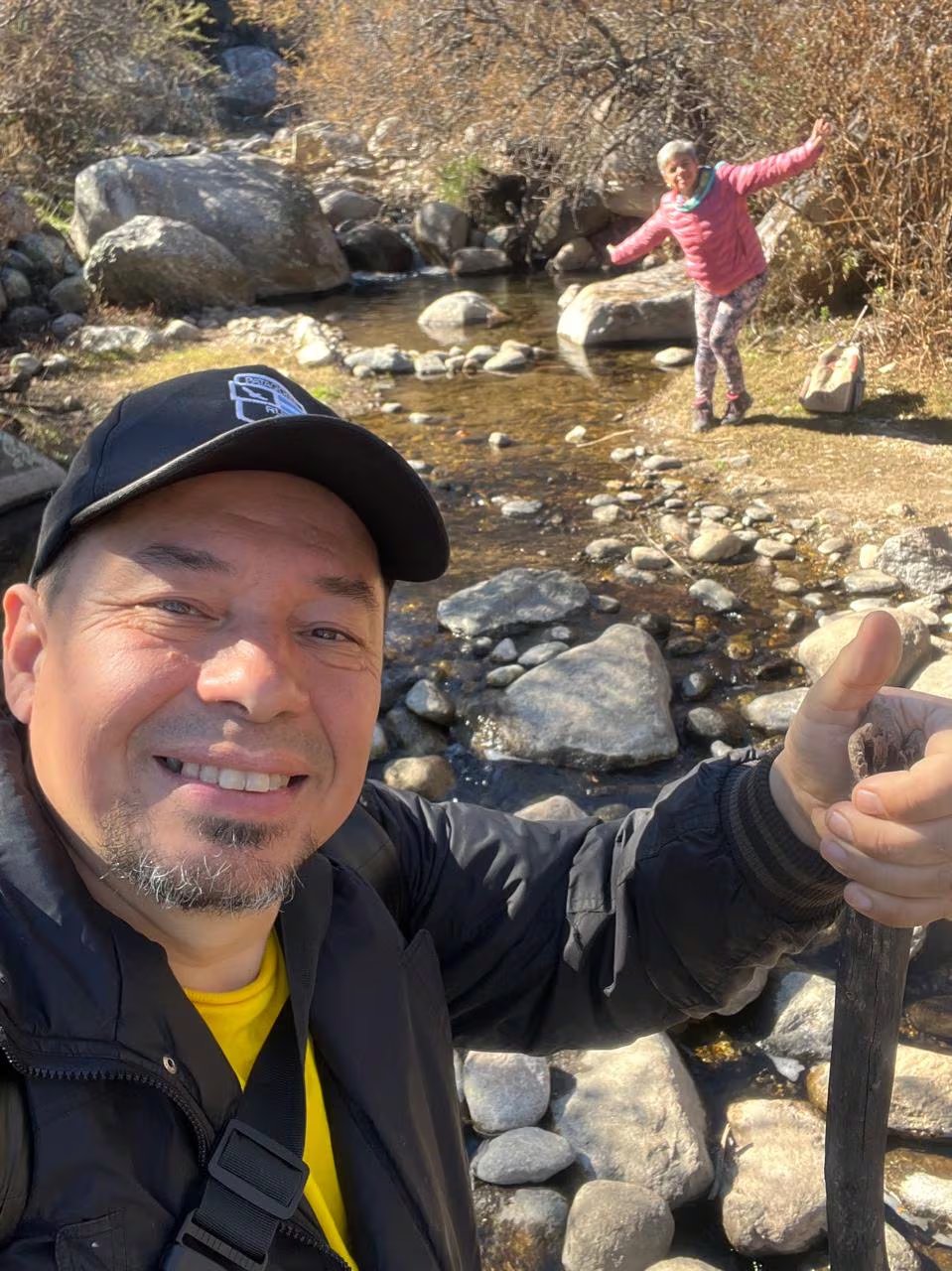 Pablo y su mujer, Patricia, disfrutan del entorno natural de su terreno en Villa Las Rosas, Traslasierra
