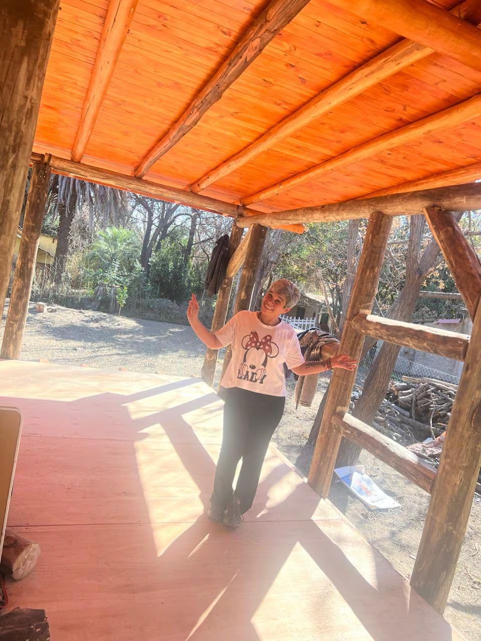 Rodeado de sierras, árboles y silencio, Pablo y Patricia comparten hoy su tiempo entre la meditación, el yoga y la vida en contacto con la naturaleza