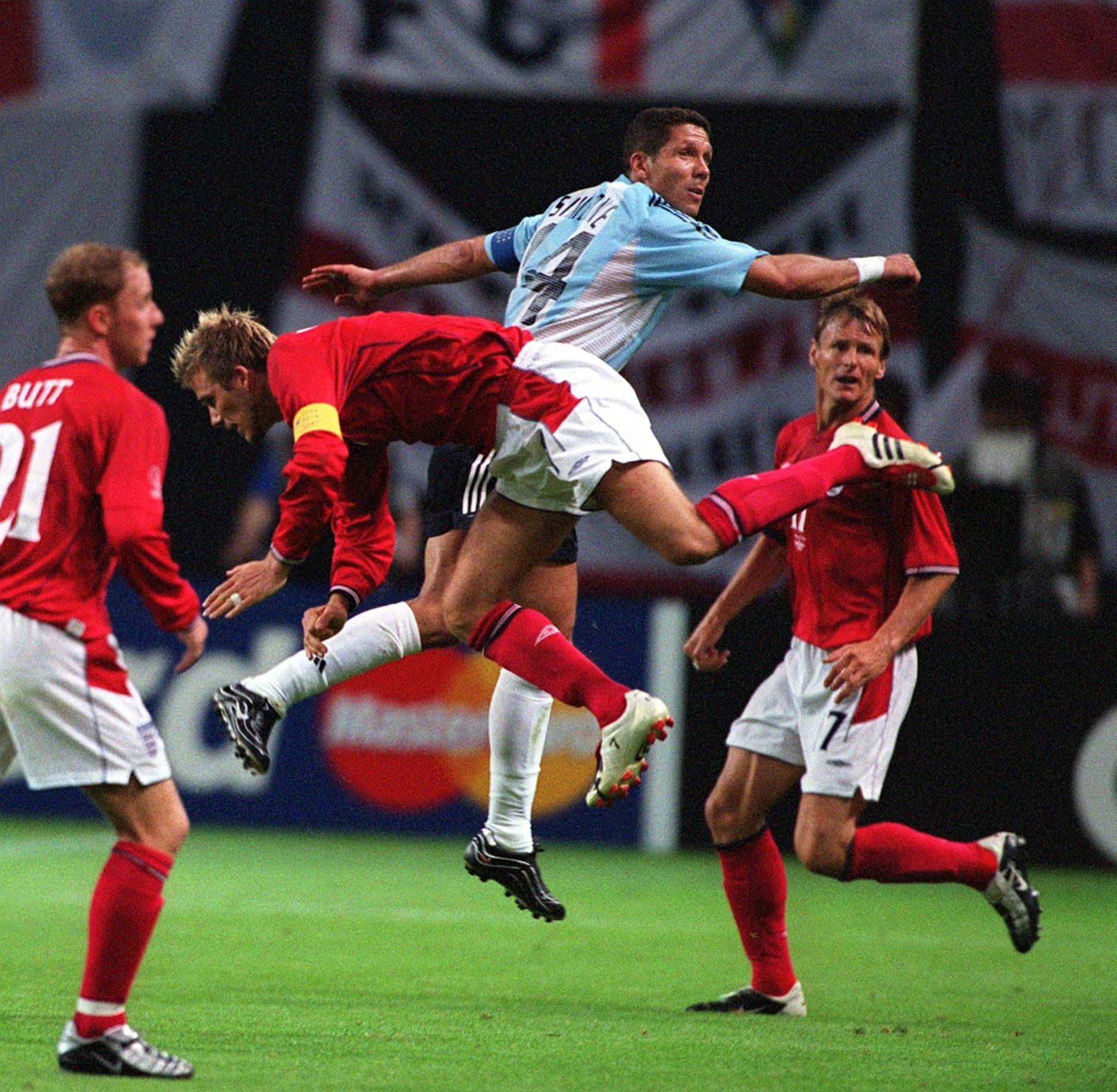 Diego Simeone y David Beckham volvieron a reencontrarse en el partido entre Argentina e Inglaterra el 7 de junio de 2002, por la segunda fecha del Grupo F del Mundial de Corea-Japón. Los británicos ganaron 1 a 0 con gol del capitán inglés de penal