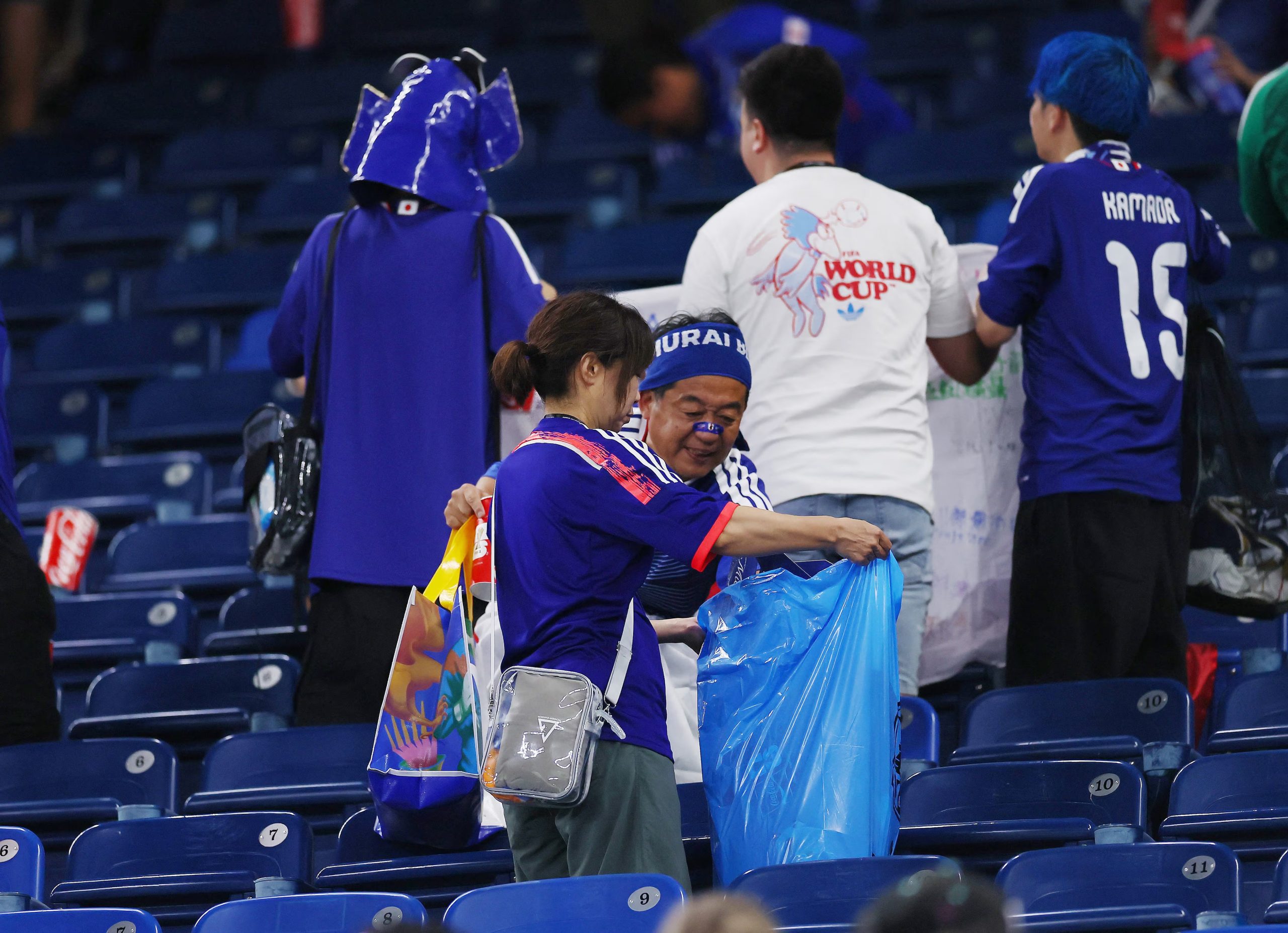 Aficionados japoneses limpian la basura en las gradas después del partido de su país contra Túnez (Copa Mundial de la FIFA 2026). REUTERS/Eloísa Sánchez