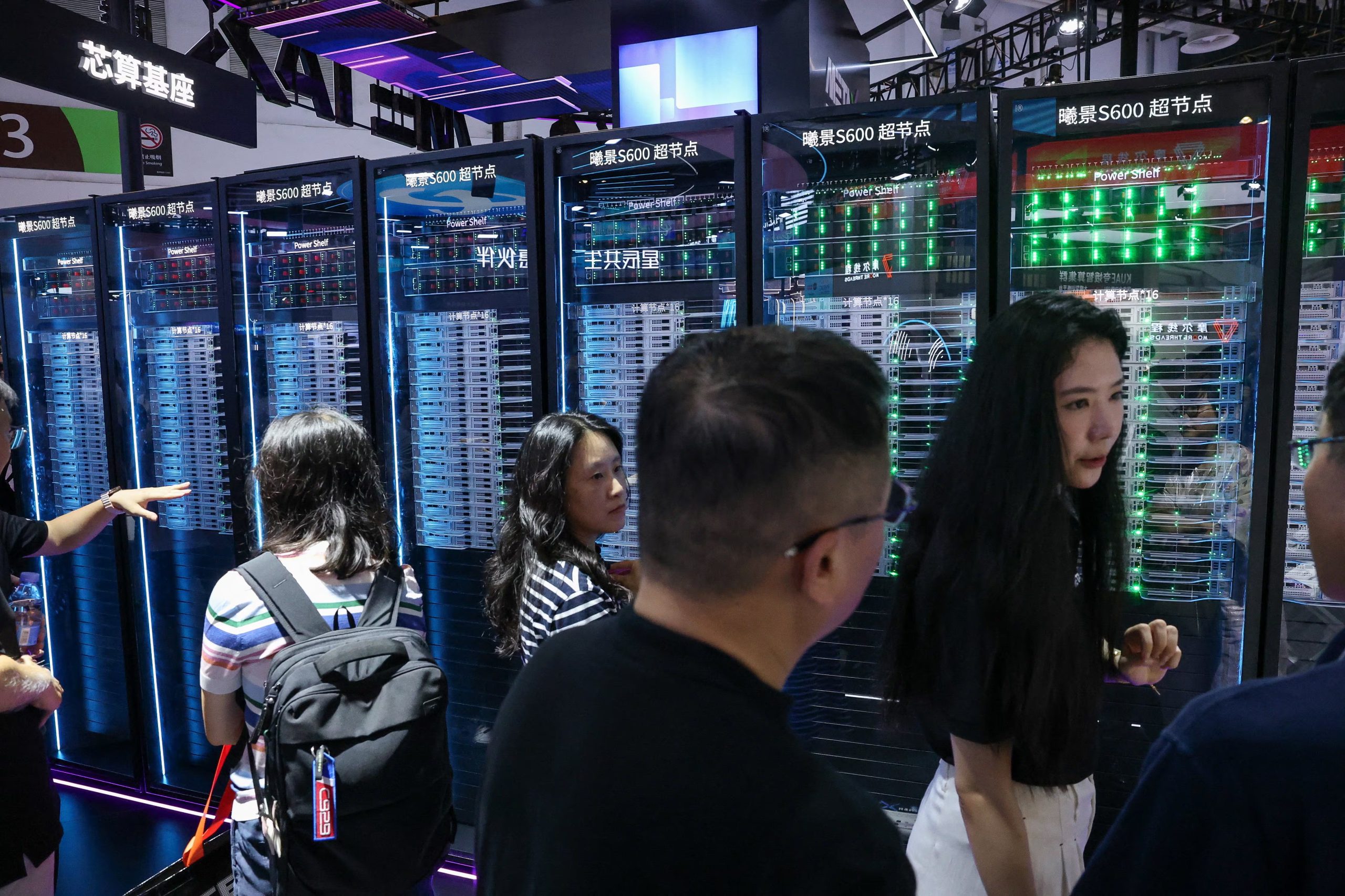 Personas visitan el stand de MetaX, donde se exhibe el supernodo de IA Xijing S600, durante la Conferencia Mundial sobre Inteligencia Artificial en Shanghái, China. China ganó protagonismo tecnológico a partir de su expansión en la manufactura de infraestructura digital (archivo, 18 de julio de 2026. (REUTERS/Go Nakamura).