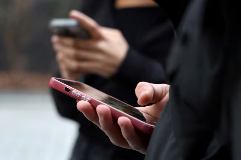 Los datos mostraron que cuando aumentaba el uso adictivo de las redes sociales de un adolescente, tendían a crecer sus síntomas de TDAH al año siguiente (REUTERS/Manuel Ausloos/Foto de archivo)