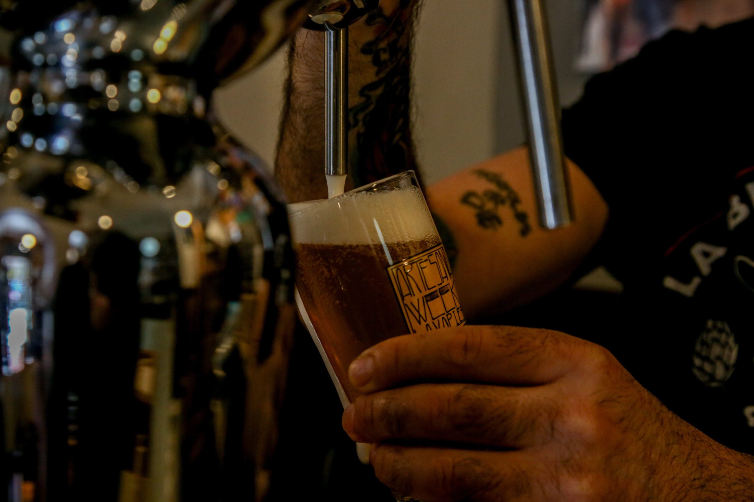 Un camarero tira una cerveza, en una imagen de archivo. (Ricardo Rubio / Europa Press)