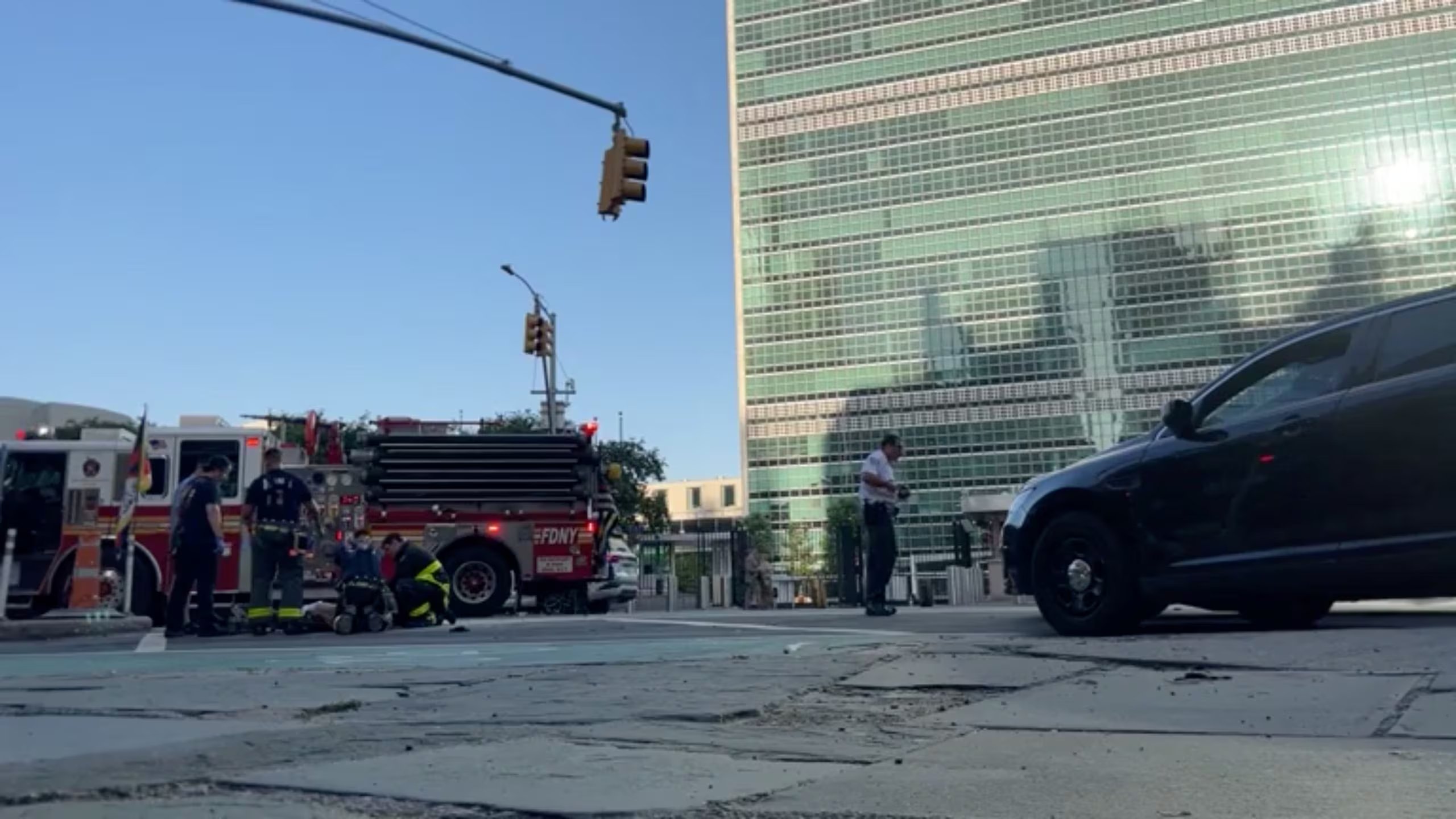 Los servicios de emergencia atienden a un hombre identificado por Voice of Tibet, un medio de comunicación de tibetanos en el exilio, como el activista tibetano Lobga Rangzen, después de que este se prendiera fuego en señal de protesta a favor de la independencia del Tíbet, cerca de la sede de las Naciones Unidas, en Nueva York (REUTERS)