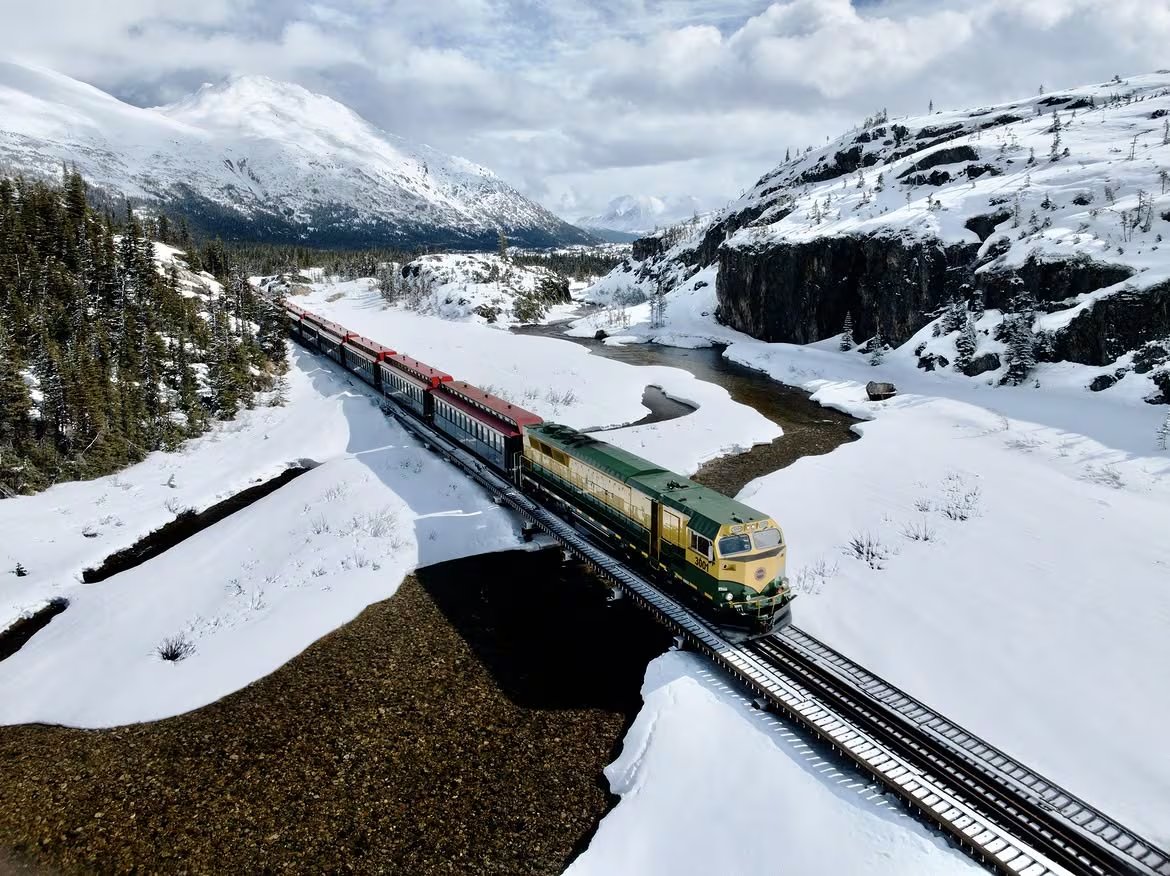 Inaugurada en 1898 durante el Klondike, la ruta recupera su operación tras una restauración y retoma el cruce fronterizo hacia Fraser, Bennett y Carcross (@whitepassrailroad)