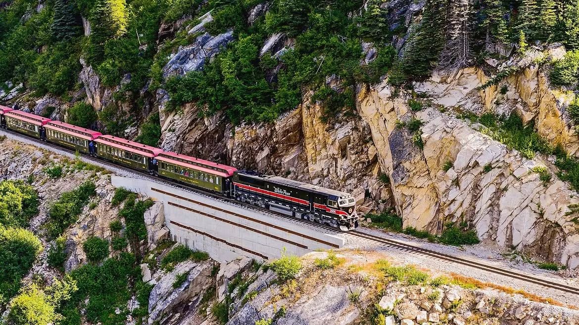 El recorrido clásico asciende cerca de 900 metros desde el nivel del mar, dura unas dos horas y media y sale y regresa a Skagway (@whitepassrailroad)
