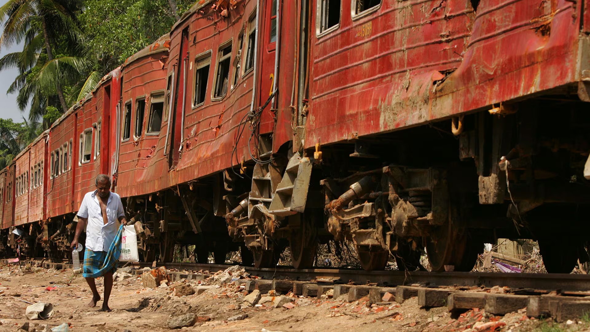 El colapso de los servicios de emergencia en Sri Lanka demoró el rescate del tren, que fue localizado desde el aire horas después (Grosby)