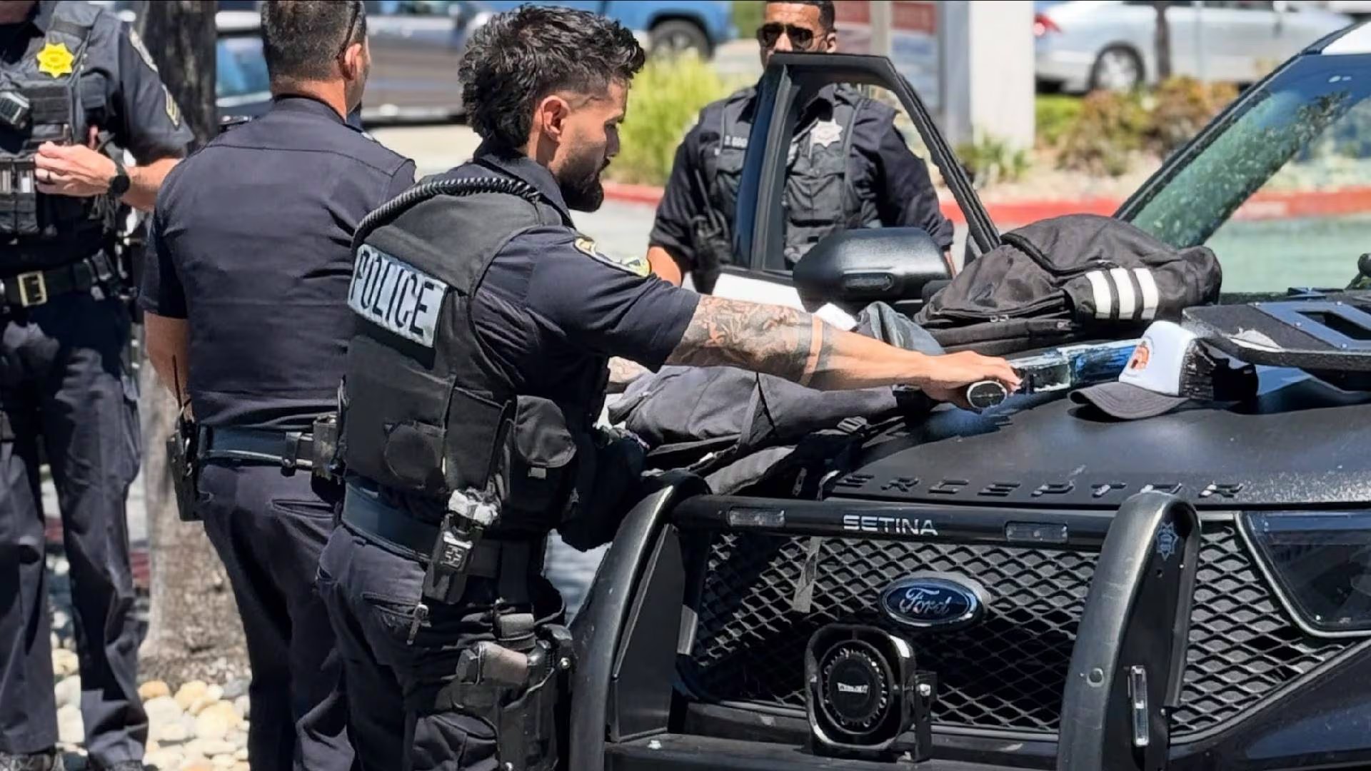 La policía de San Mateo retuvo a dos jóvenes de 14 y 15 años tras una denuncia de empleados de Waymo que monitoreaban las cámaras interiores del vehículo (San Mateo Police Department﻿)