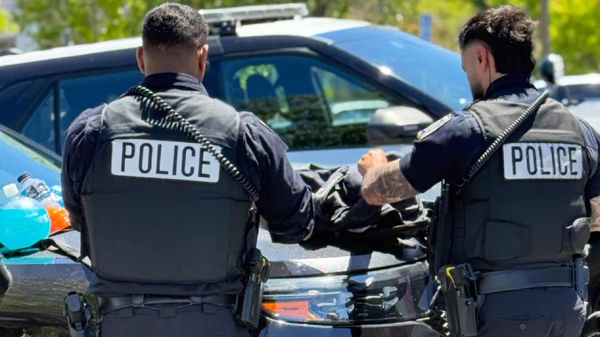 Los vehículos de Waymo cuentan con cámaras y micrófonos interiores, y la empresa puede compartir información con las autoridades en situaciones de emergencia (San Mateo Police Department﻿)