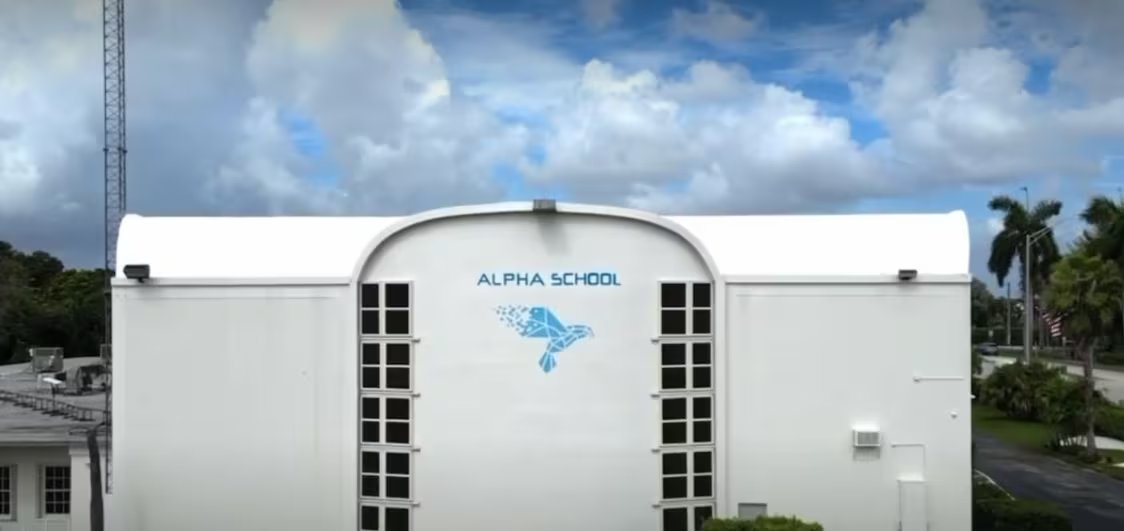 La institución apuesta por el uso intensivo de inteligencia artificial y elimina la figura del maestro tradicional en sus aulas (@alphaschool_2hrlearning)