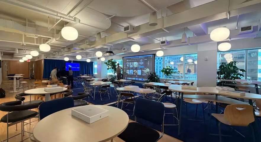 El recinto cuenta con espacios al aire libre, jardines y tecnología de vanguardia para sus estudiantes (Alpha School)