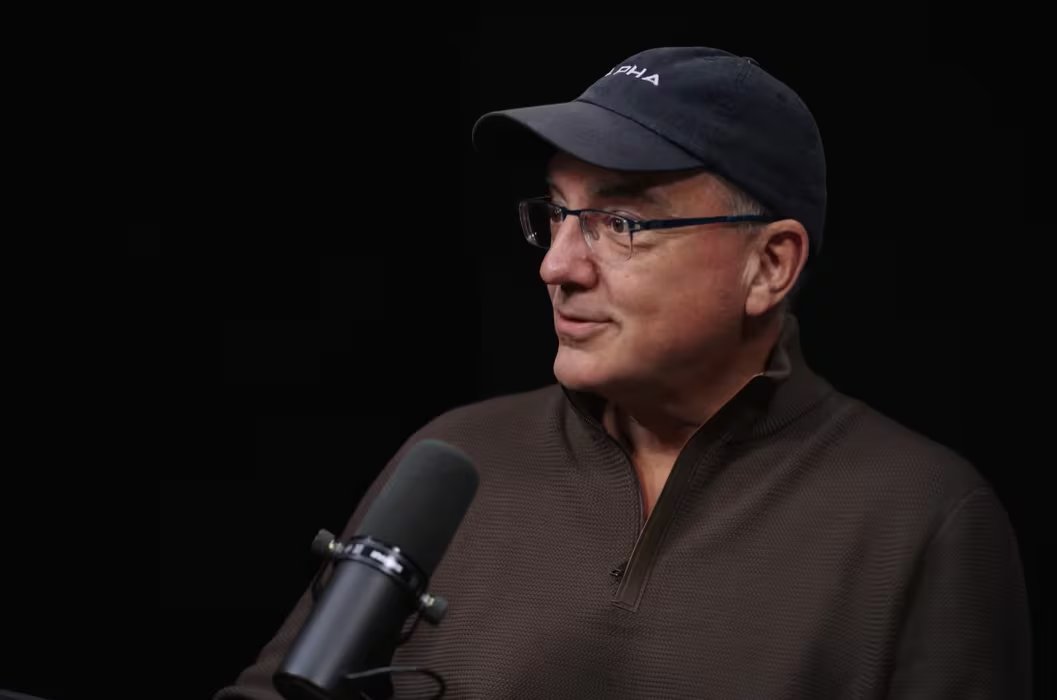El fundador de empresas tecnológicas lidera la iniciativa que busca transformar la enseñanza a través de plataformas digitales avanzadas (The Knowledge Project Podcast)