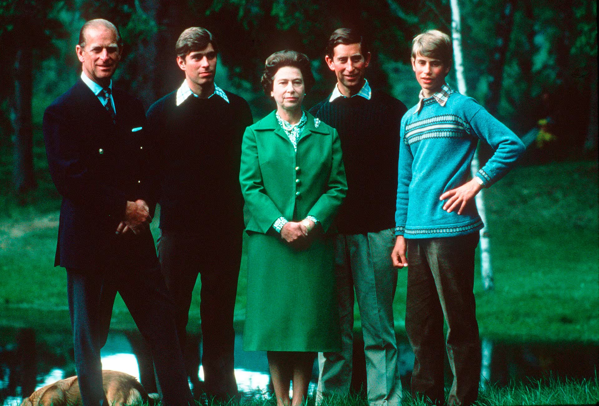 El duque de Edimburgo, el duque de York, Su Majestad la reina Isabel II, Su Alteza Real el príncipe Carlos y el príncipe Eduardo, el conde de Wessex (Foto de Anwar Hussein/WireImage)
