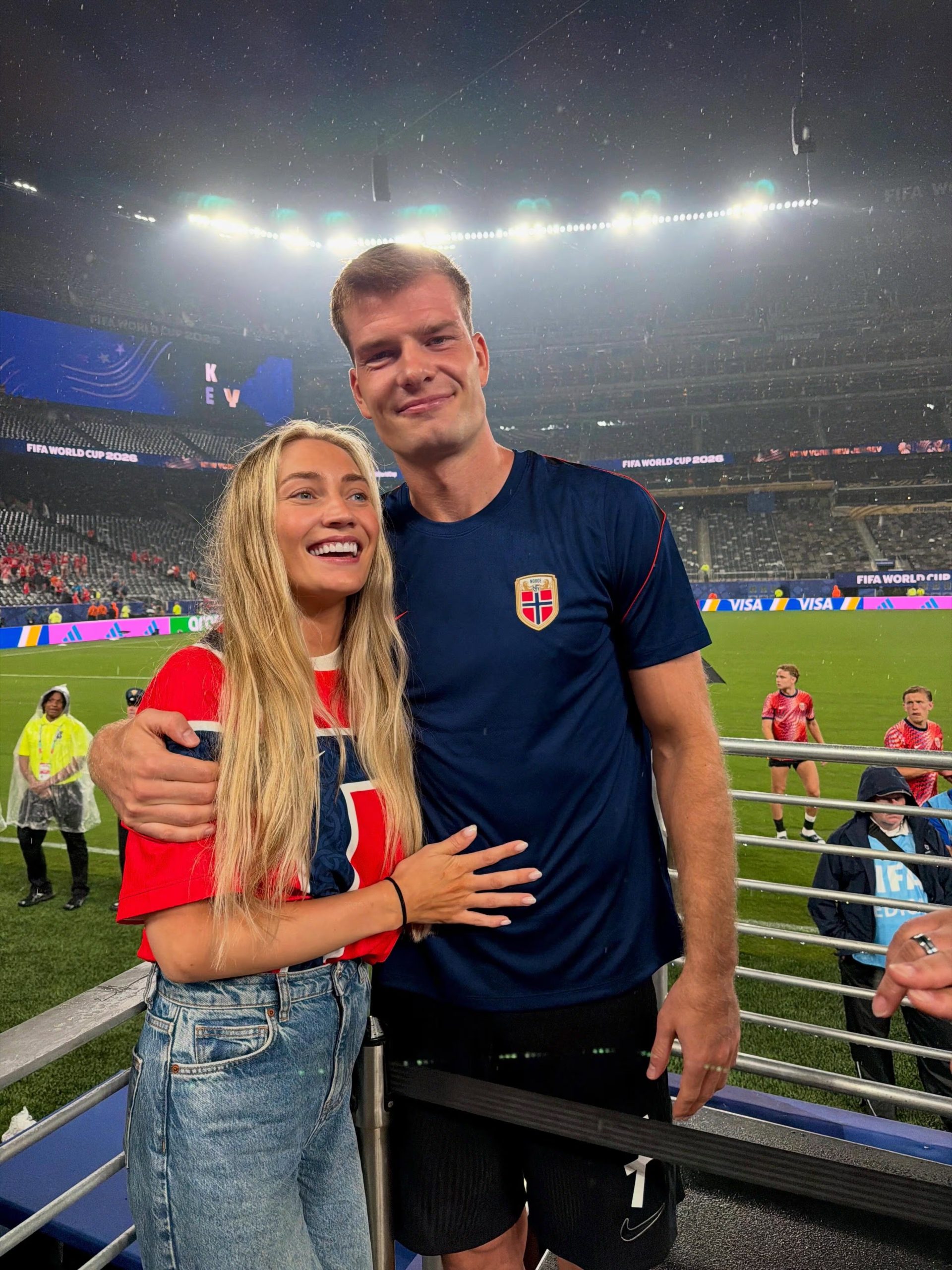 Alexander Sorloth y Lena Selnes posan abrazados durante la Copa Mundial FIFA 2026
