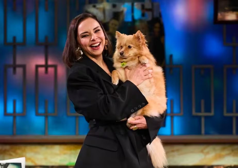Chenoa y su perrita en el programa 'La Revuelta'. (RTVE)