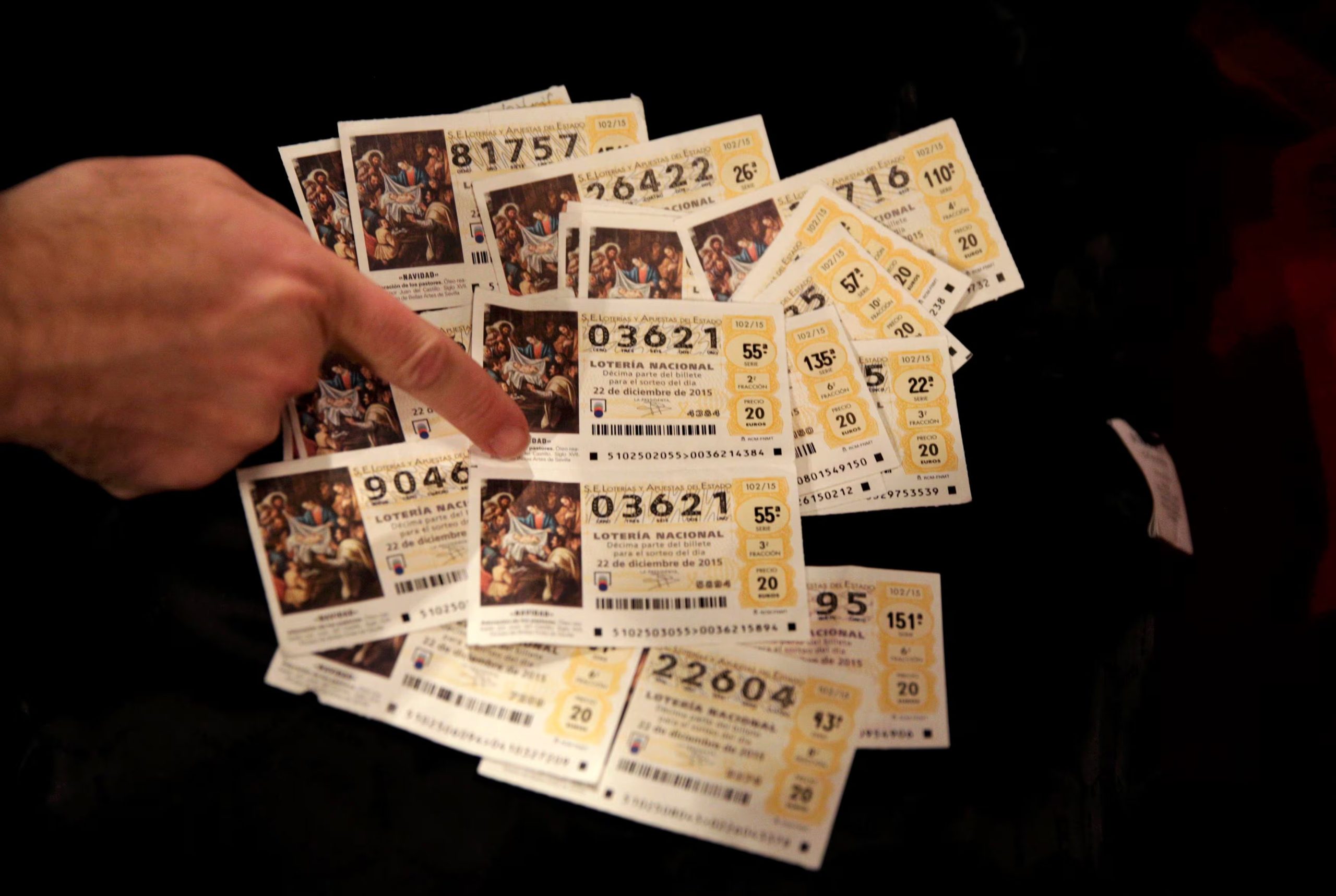 Billetes de lotería se ven antes del inicio del sorteo de la lotería de navidad española 