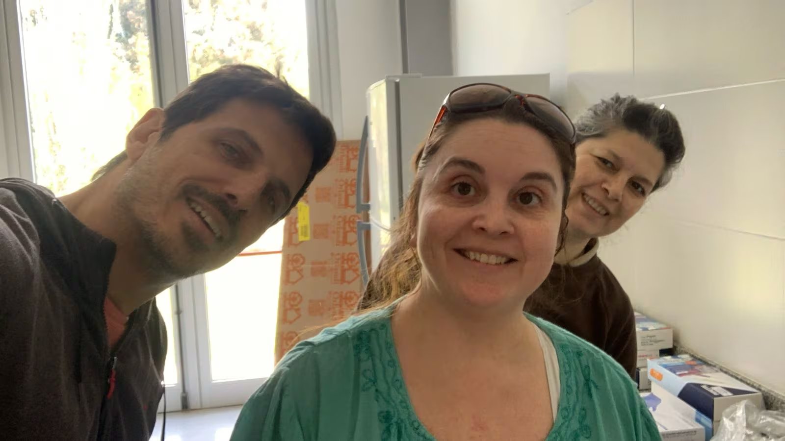 El equipo de investigación del CENPAT-CONICET, integrado por Tamara Rubilar, Augusto Crespi y Marisa Abaro, posa para una fotografía.