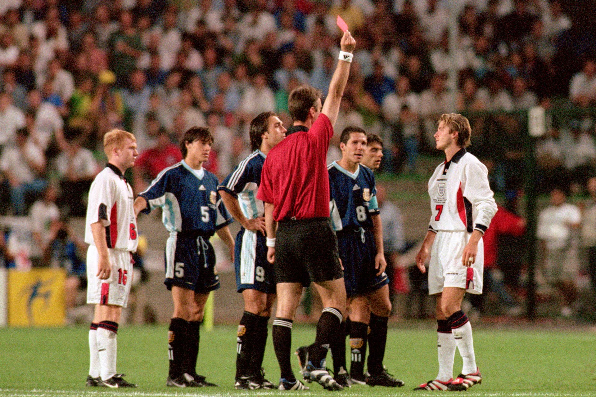 El momento en el que el árbitro danés Kim Milton Neilsen expulsó a David Beckham (Reuters)