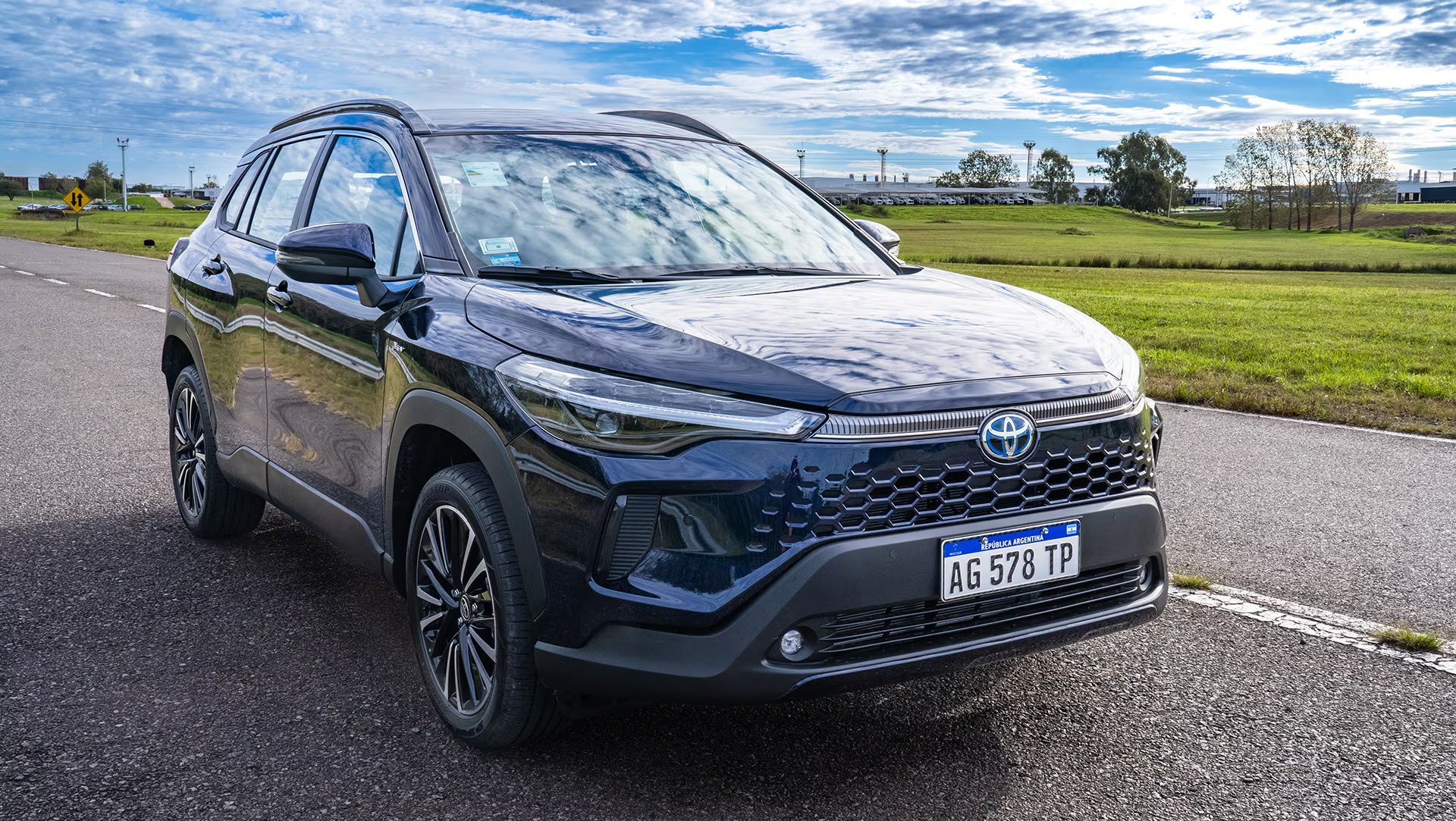 El Toyota Corolla Cross fue el SUV más vendido de 2025. Llega desde Brasil con alternativas híbridas