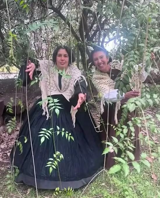 Verónica Cicchi explicó que la indumentaria de 1840 incluye ropa interior de época, corsé, enaguas y vestidos realizados a partir de moldes originales (Captura de video)