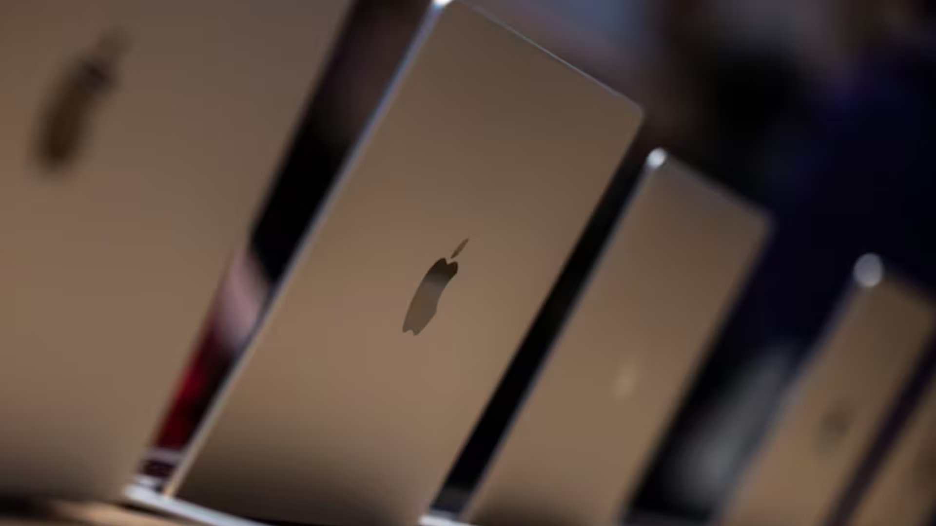 Ordenadores portátiles MacBook Pro y Air de Apple Inc. en Hanam, Corea del Sur. (SeongJoon Cho)