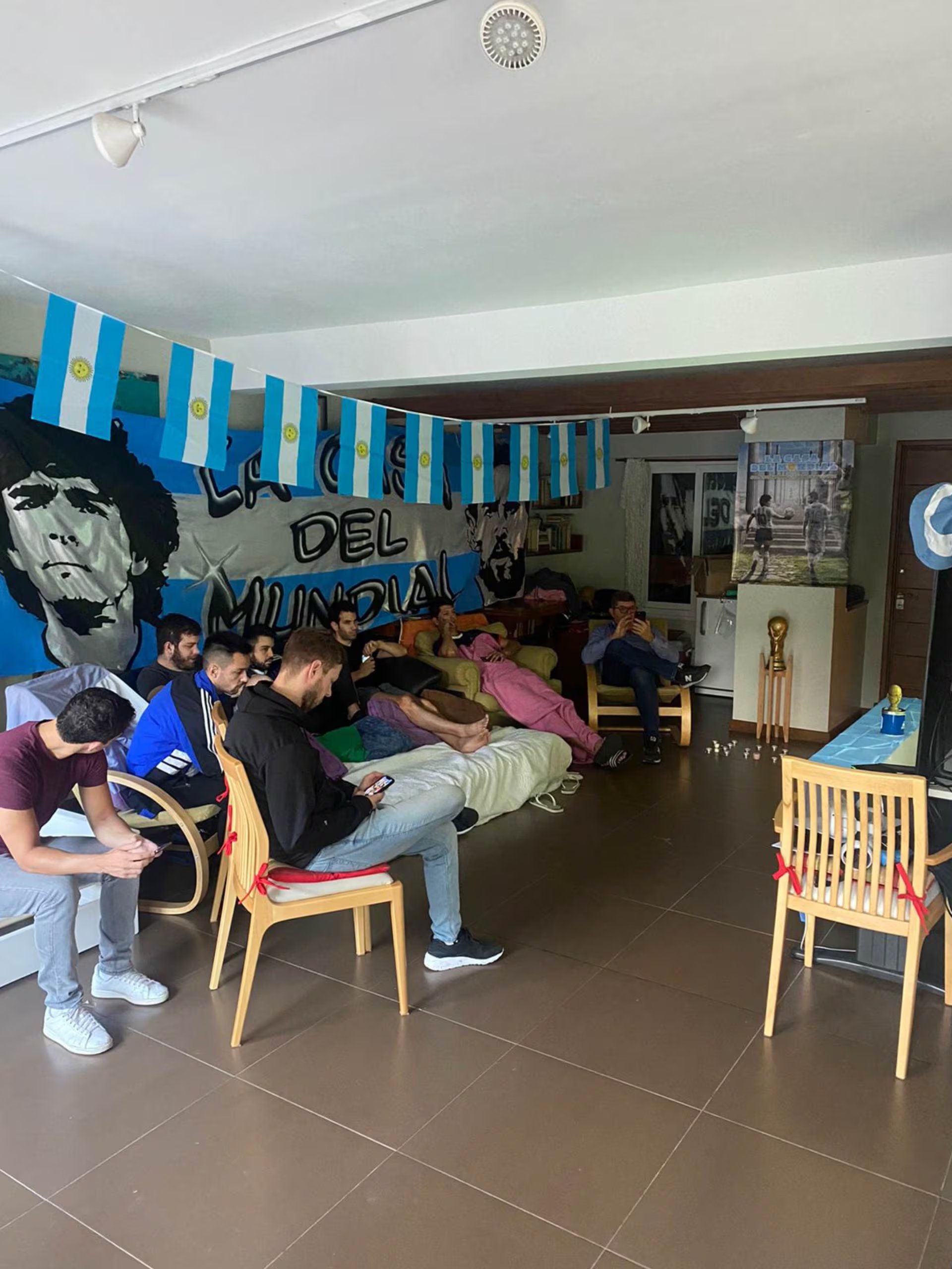 La casa en Olivos tiene jardín, pileta, parrilla y espacios temáticos para acompañar el Mundial en verano