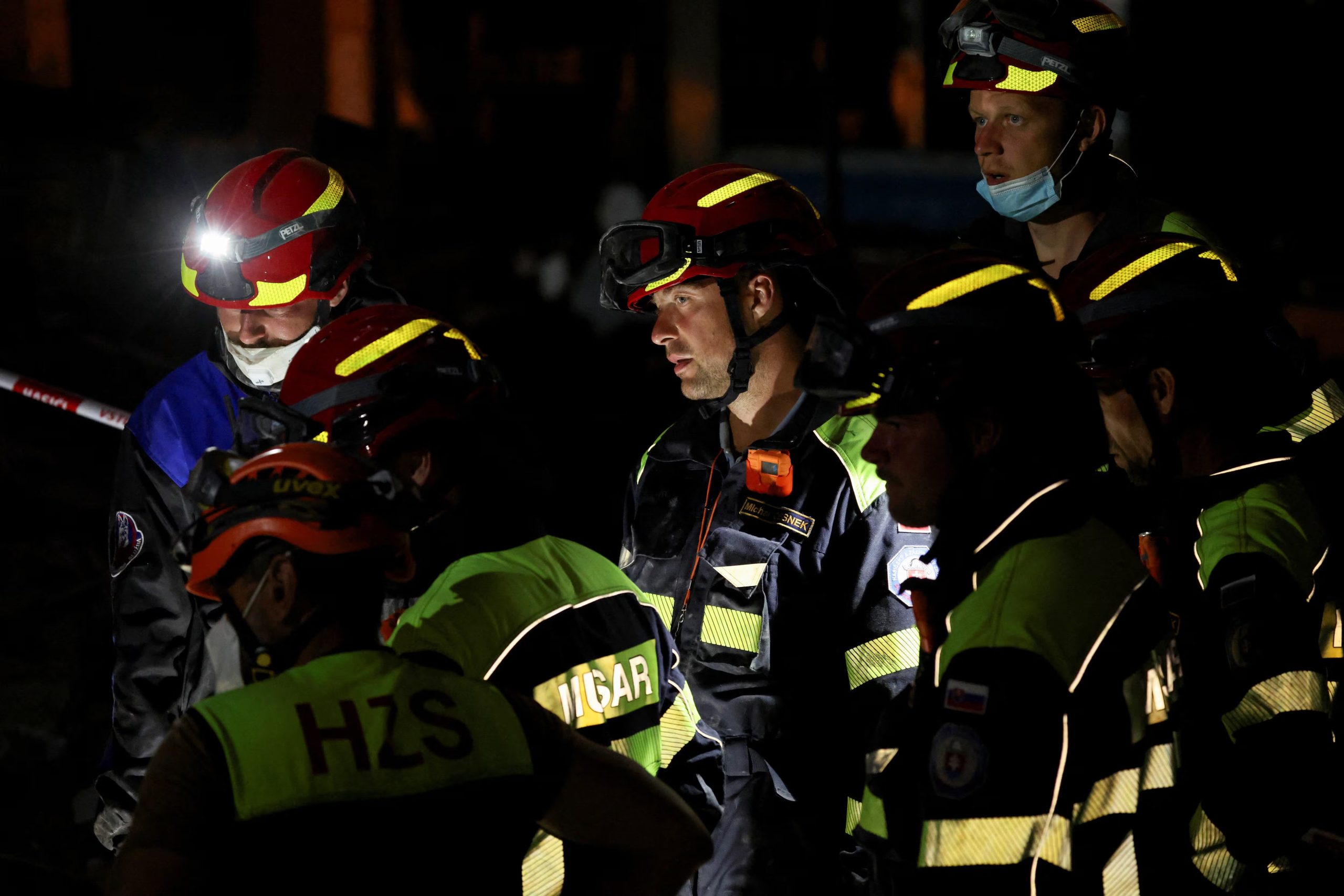 Miembros del equipo de rescate eslovaco participan en las labores de rescate en el lugar donde se derrumbó un edificio del complejo residencial gubernamental «Misión Vivienda», tras los terremotos del 24 de junio, en Los Cocos, en el estado de La Guaira, Venezuela, el 1 de julio de 2026 (REUTERS/Leonardo Fernández Viloria)