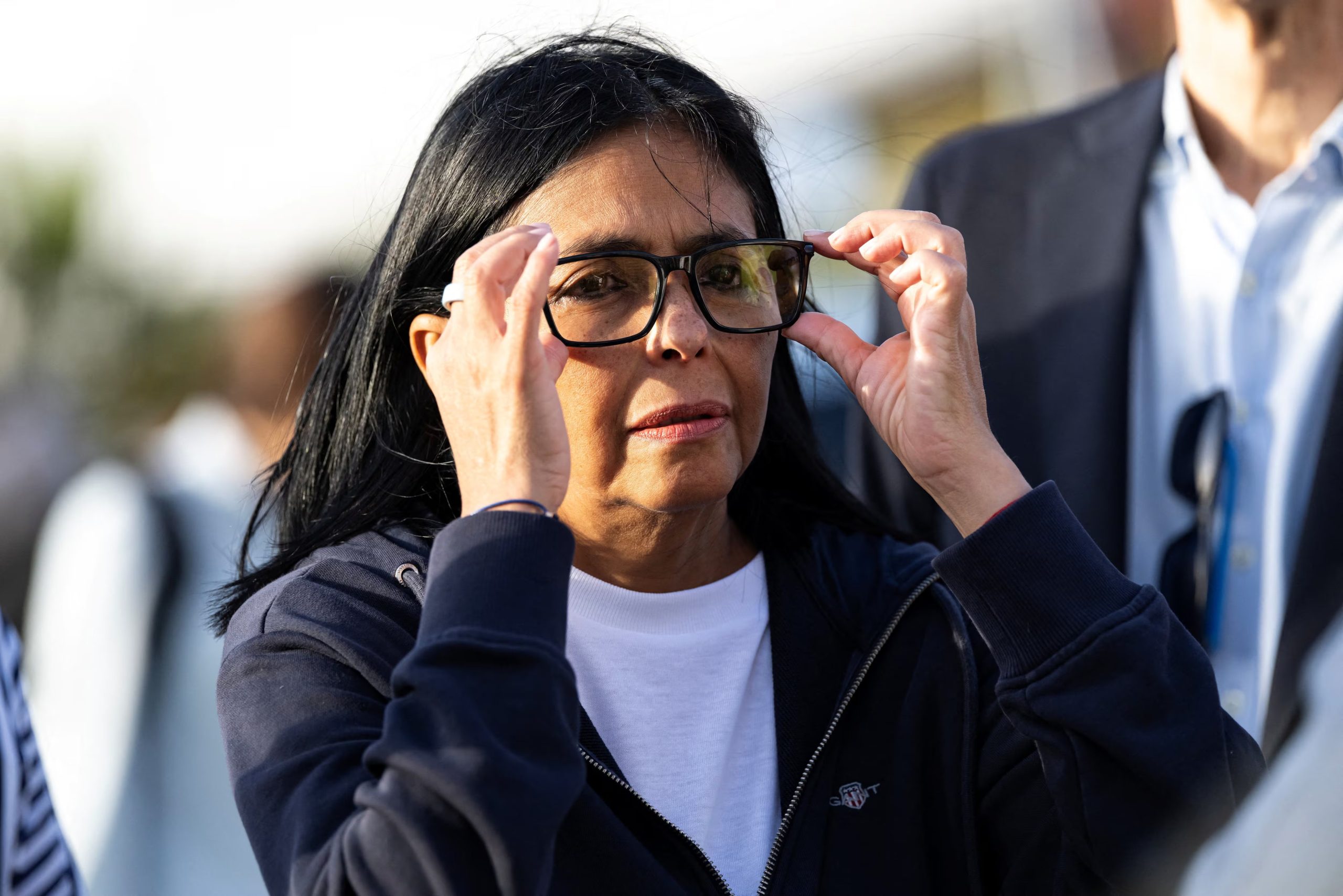 La presidenta interina de Venezuela, Delcy Rodríguez, visita un campamento provisional de la Seguridad Civil francesa en el estado de La Guaira, Venezuela, el 1 de julio de 2026, tras los dos terremotos que se produjeron el 24 de junio (Miguel Medina/REUTERS)