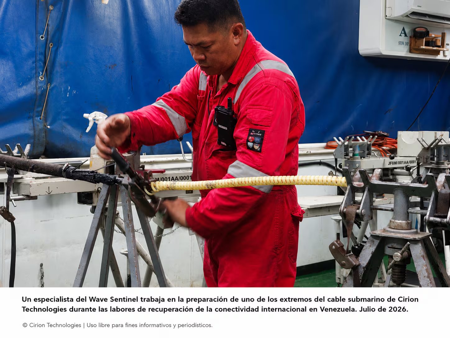 La tripulación del Wave Sentinel fusionó las fibras ópticas una a una en el laboratorio del buque. (Cirion Technologies)