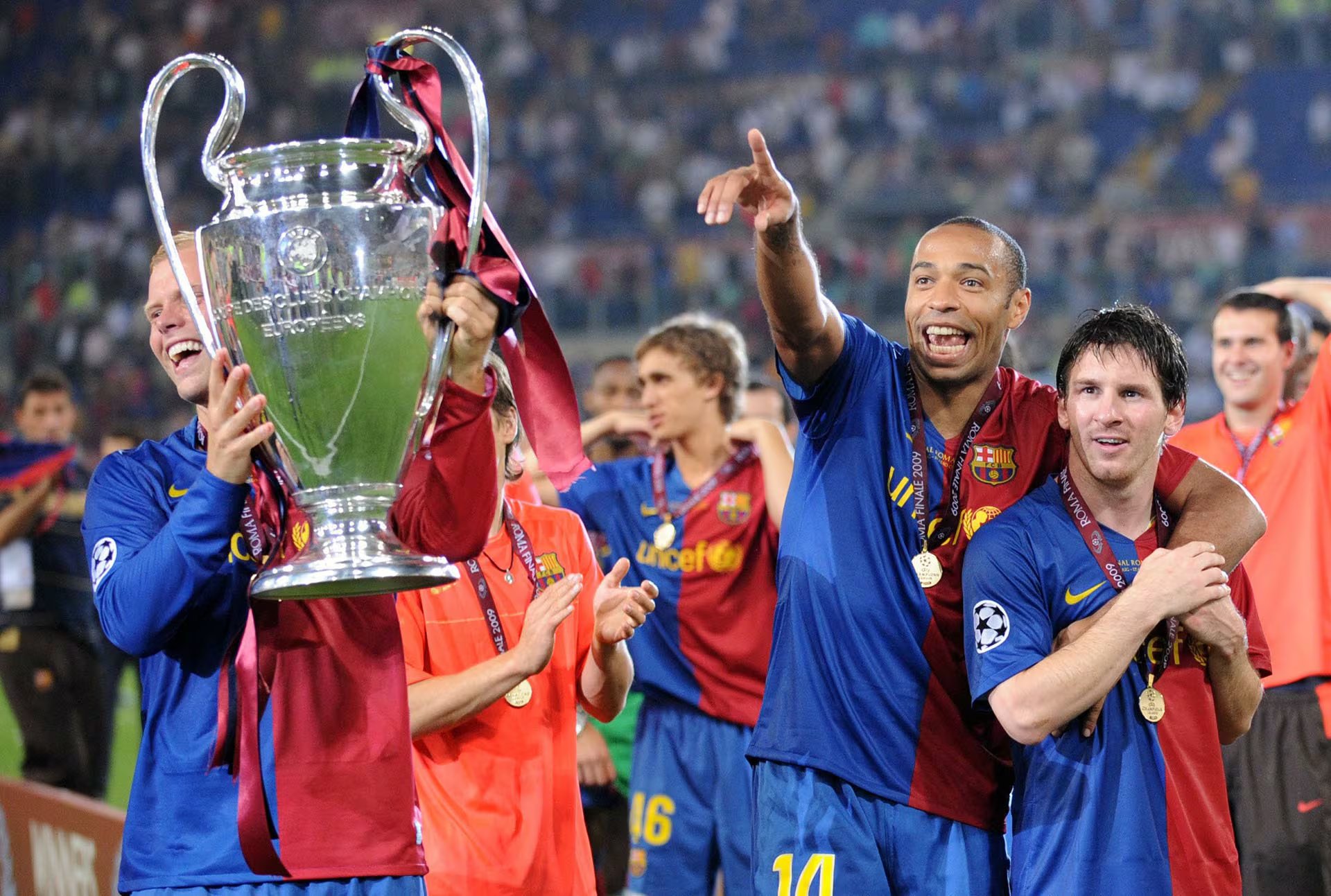 Thierry Henry y un joven Messi en Barcelona (AFP PHOTO)