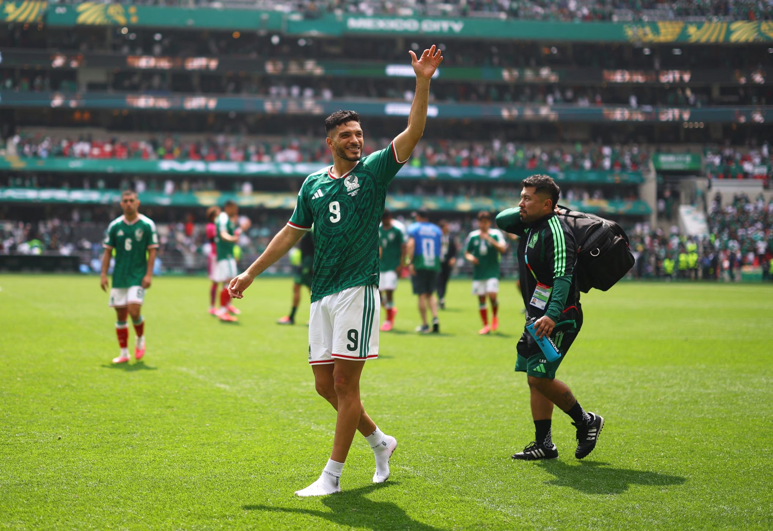 Raúl Jiménez celebra con el público mexicano. REUTERS/Hannah Mckay