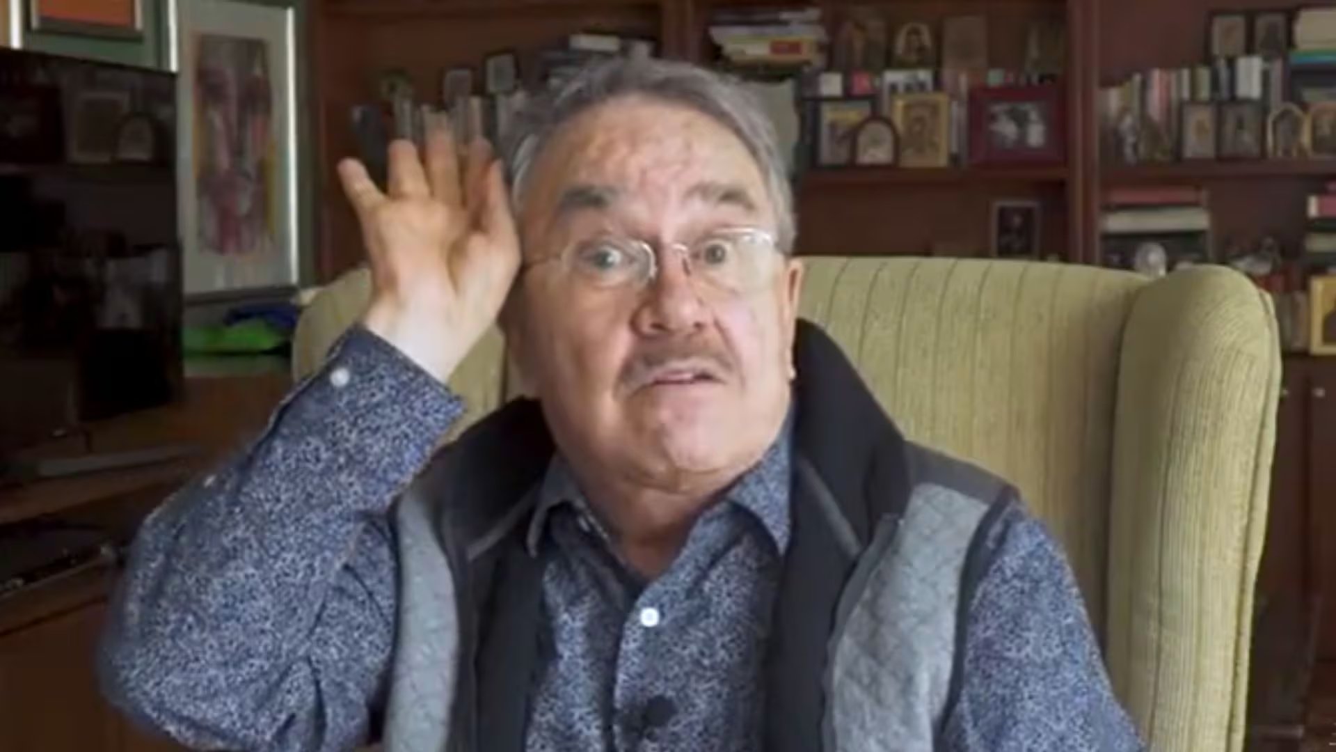 La cadena anunció una alianza con la fundación Yacuná y acciones de educación interna tras la polémica generada por las declaraciones del conductor veterano de Ventaneando. (Captura de pantalla YouTube Pedro Sola)