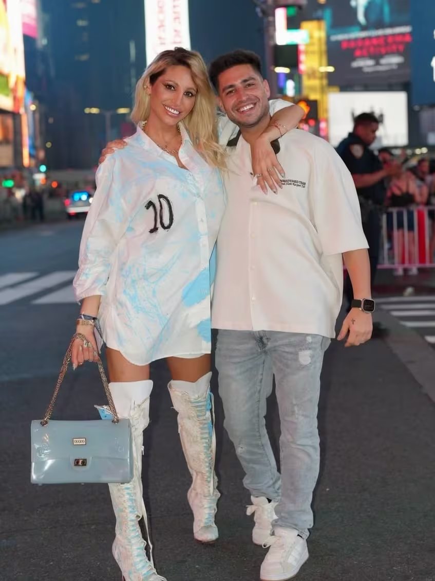 Vicky junto a Nico, su hermano, en las calles de Times Square (Instagram)