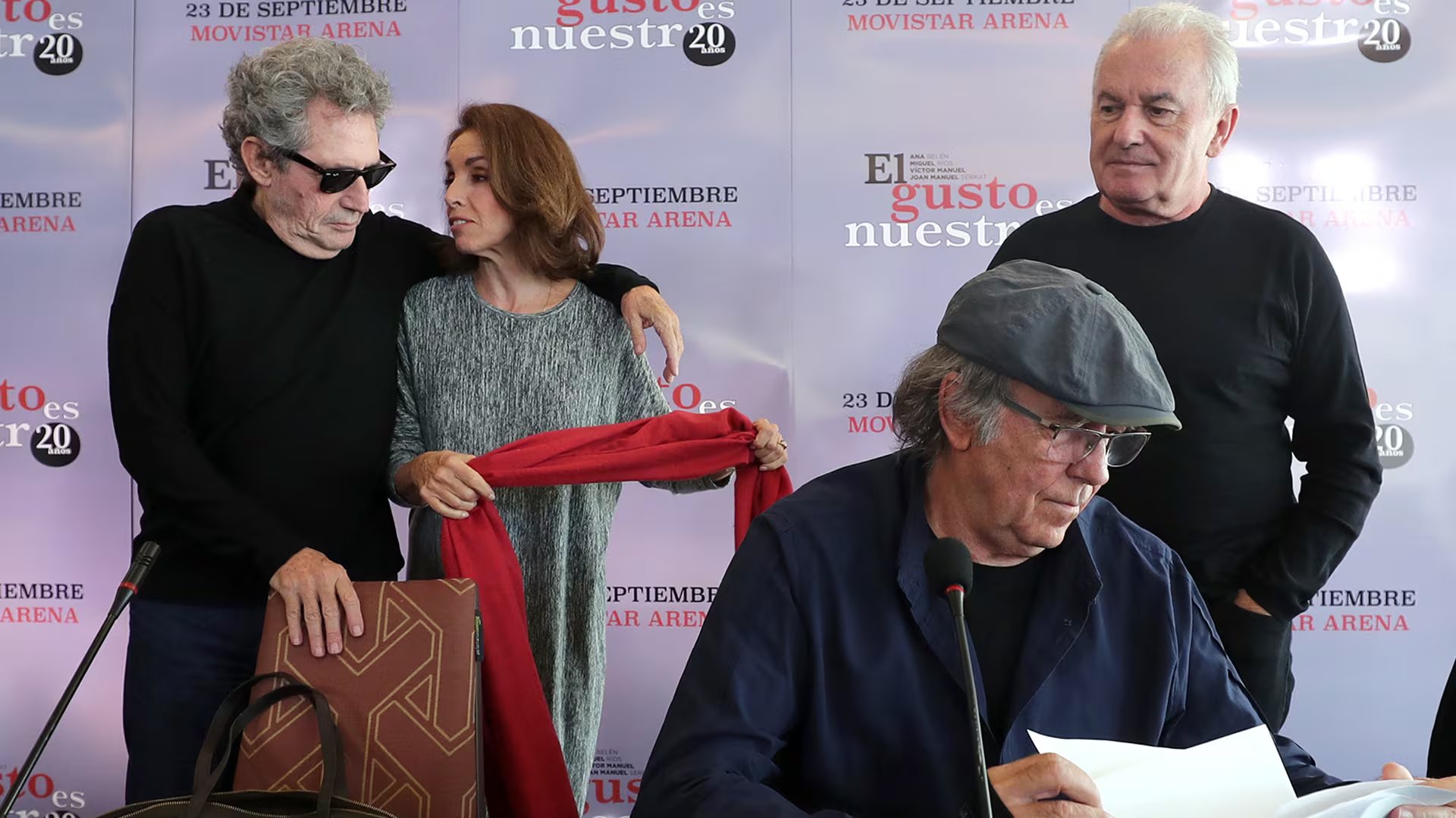 En Santiago de Chile, en 2017, los cantantes españoles Miguel Ríos, Ana Belén, Joan Manuel Serrat y Víctor Manuel como parte de la gira 