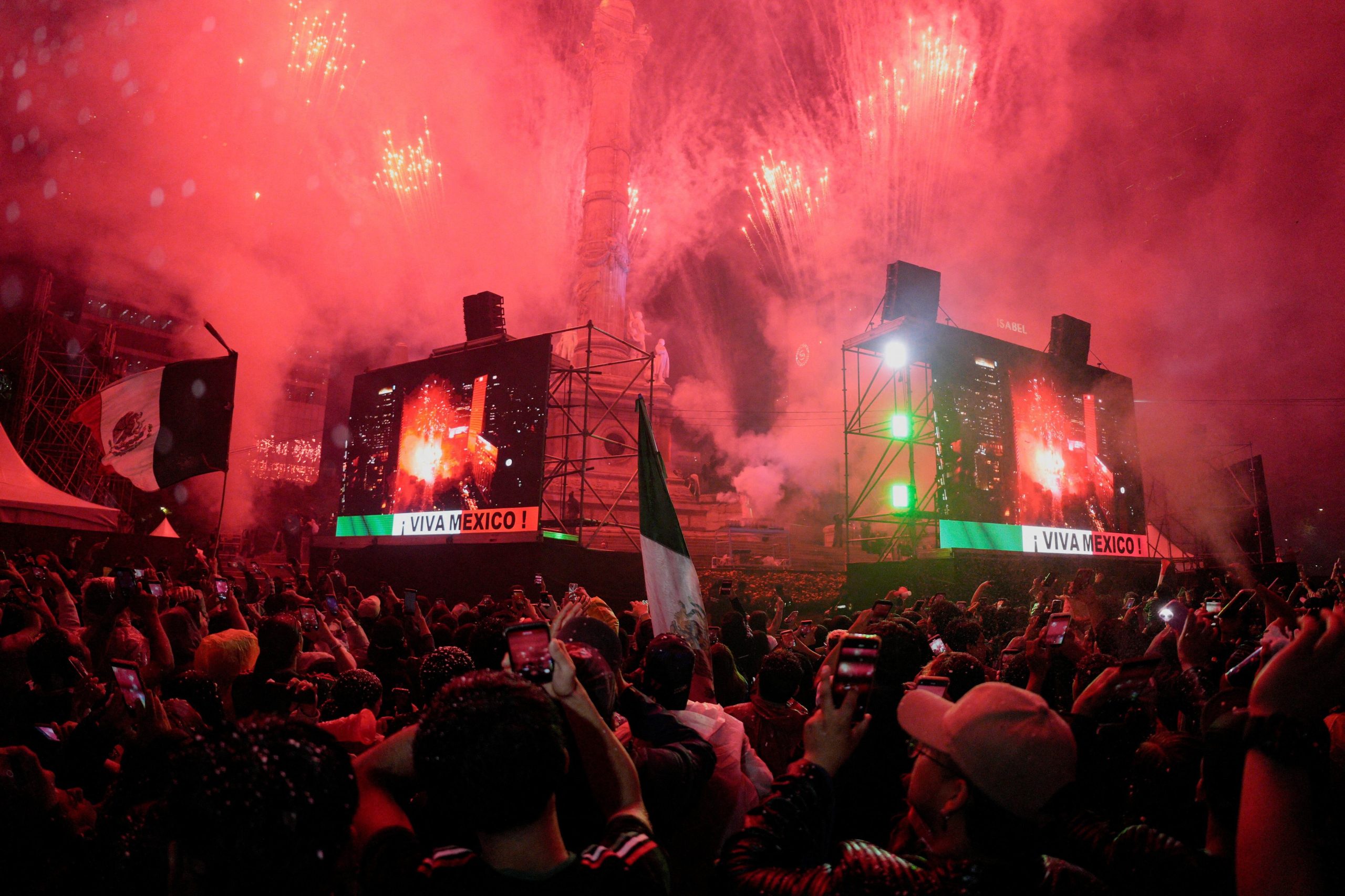 Fútbol - Copa Mundial de la FIFA 2026 - Octavos de final - México contra Ecuador - Ciudad de México, México - 30 de junio de 2026. Los aficionados mexicanos celebran mientras los fuegos artificiales iluminan el cielo tras la victoria de México en el partido. REUTERS/Armando Vega