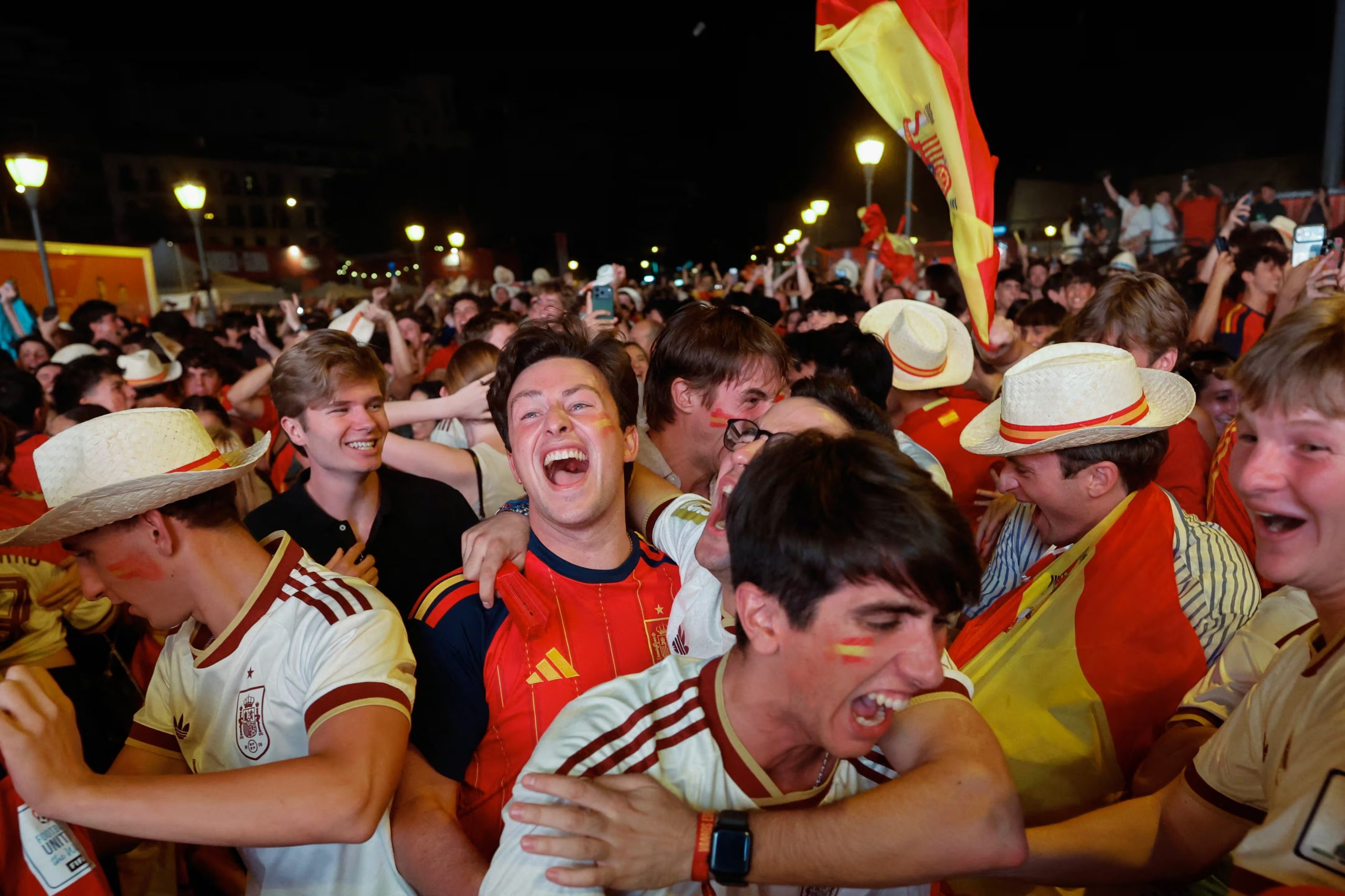 Españoles celebran la victoria frente a Portugal. (Oscar DEL POZO CAÑAS / AFP)