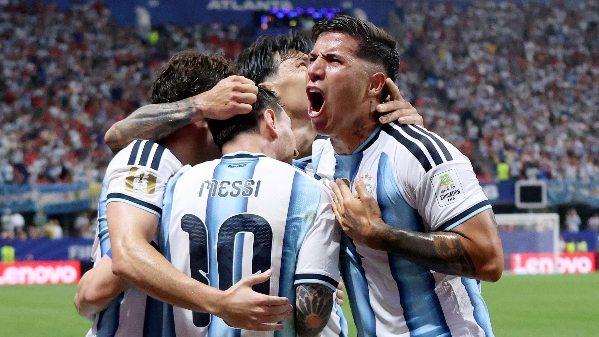 Lionel Messi y Enzo Fernández festejan ante Egipto (Reuters/Brett Davis IMÁGENES DEL DÍA DE TPX)