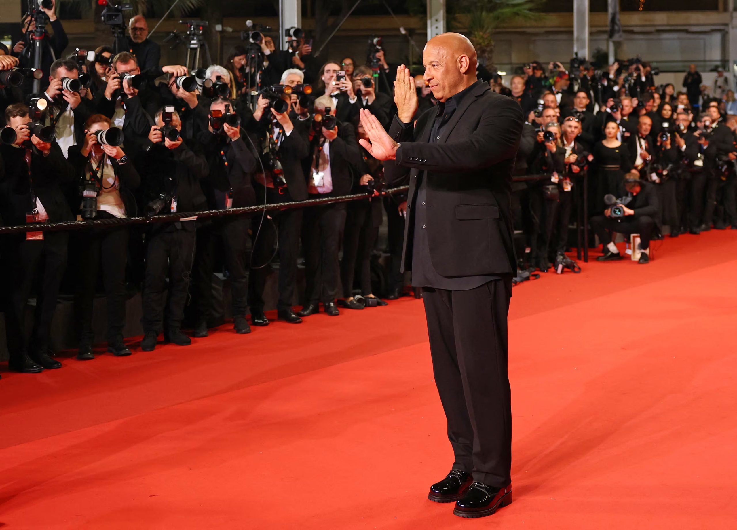 Traje negro clásico en la alfombra roja de Cannes para celebrar los 25 años de