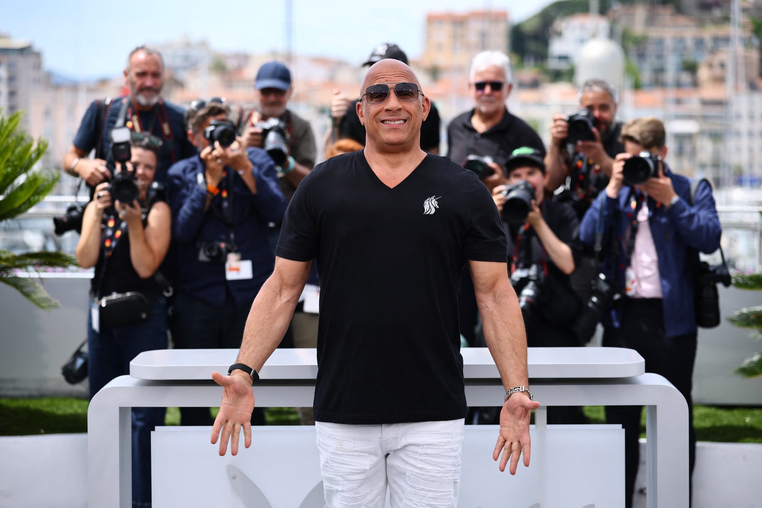 Casual monocromático con camiseta negra y pantalón blanco en otra aparición durante el Festival de Cannes 2026