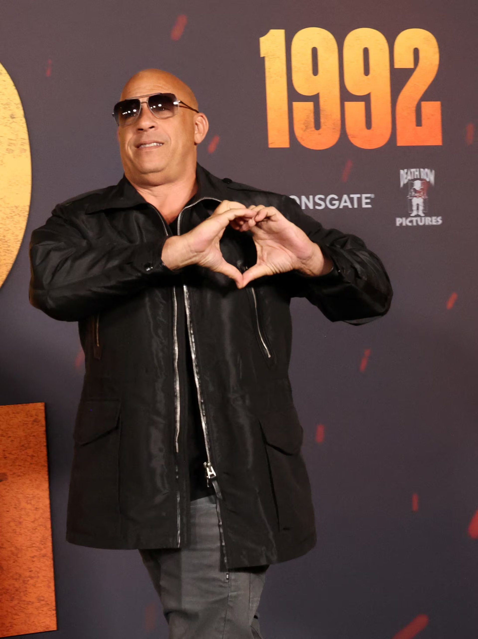 Chaqueta utilitaria negra y pantalón gris para el estreno de la película “1992″ en Los Ángeles