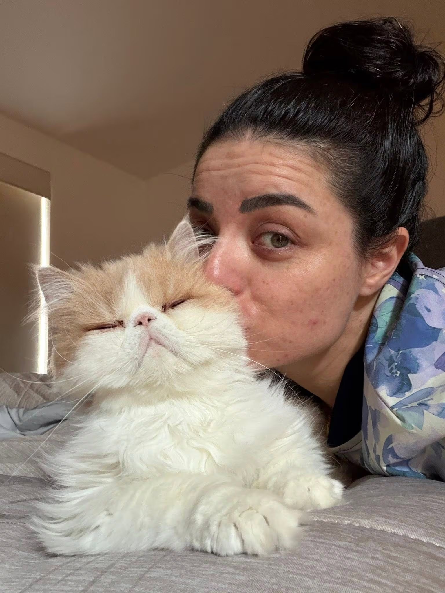 La actriz evitó profundizar en el escándalo que convirtió a Pedro Sola en tendencia nacional tras pedir envenenar perros en televisión abierta, y usó el micrófono para mandar un beso a quienes consideran a sus mascotas parte de la familia. (Facebook Violeta Isfel)
