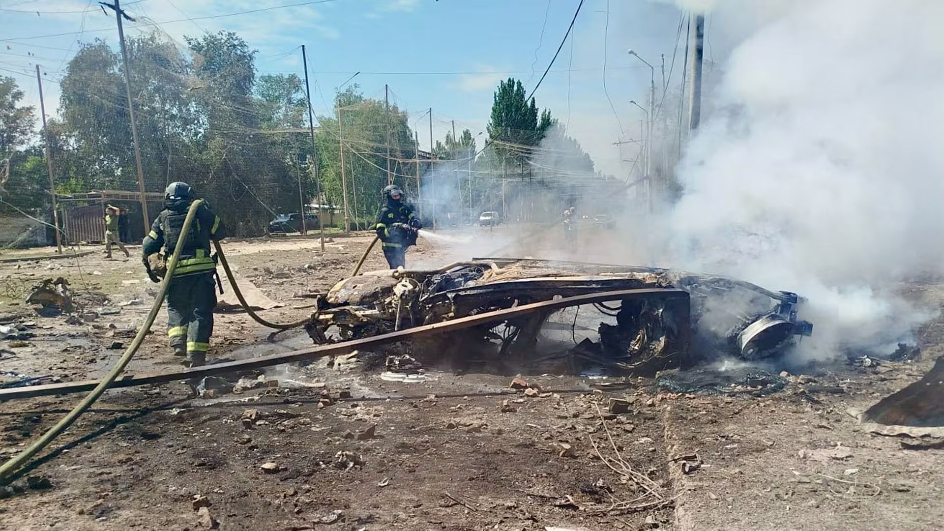 Bomberos apagan el fuego tras un ataque rus (@ZelenskyyUa)